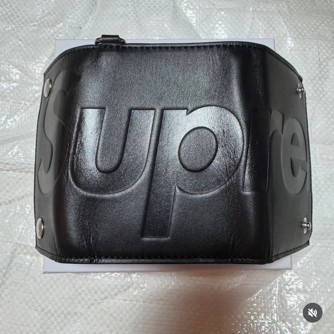 Supreme Leather Chain Wallet Black 착용 스타일 - 2