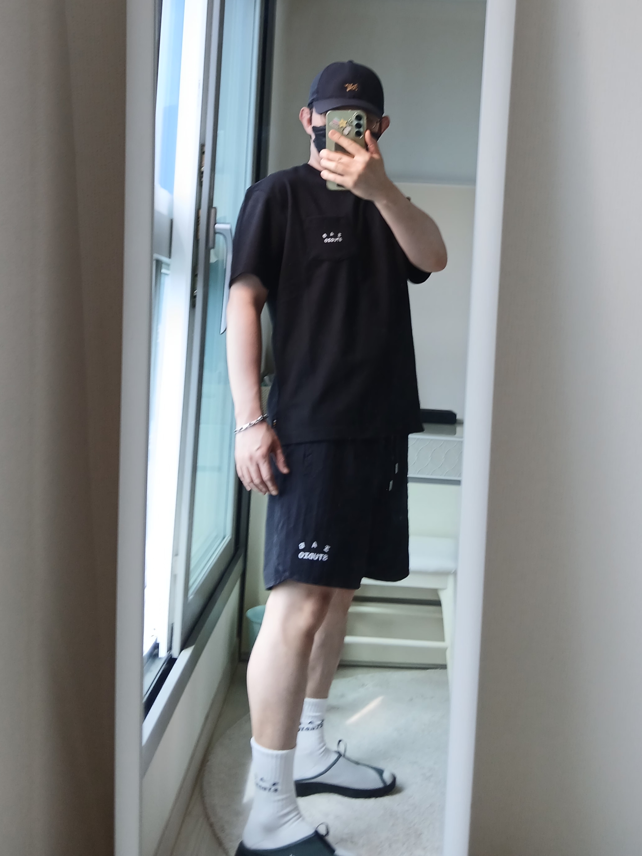 Arc'teryx Small Bird Cap Black, IAB Studio IAB Shorts Black 착용 스타일 - 2