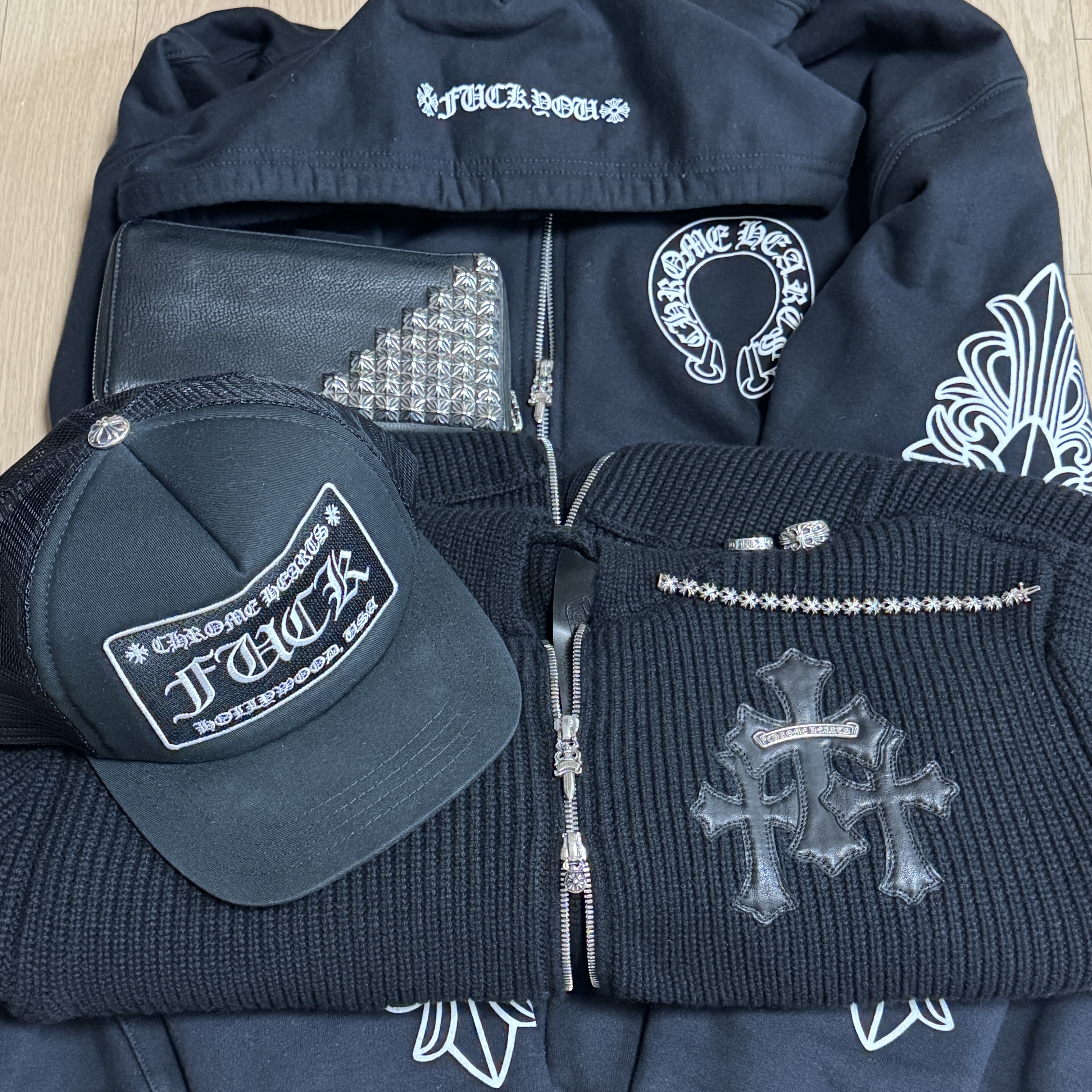 Chrome Hearts Fuck Hollywood Trucker Hat Black, Chrome Hearts Horseshoe Floral Fuck You Logo Heavyweight Zip-Up Hoodie Black 착용 스타일
