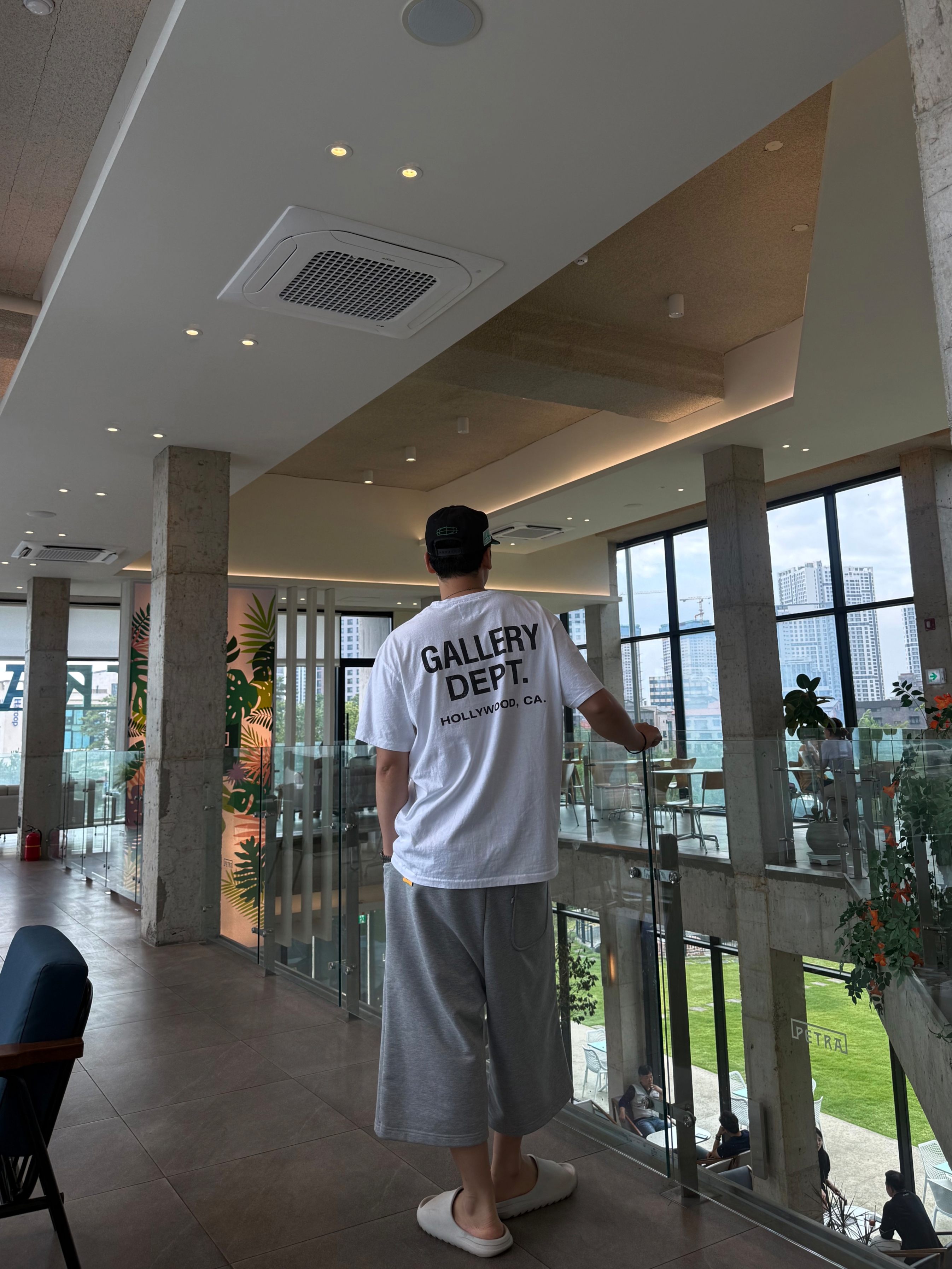 MJD Capri Sweat Pants Melange Grey, Gallery Dept. Souvenir T-Shirt White 착용 스타일