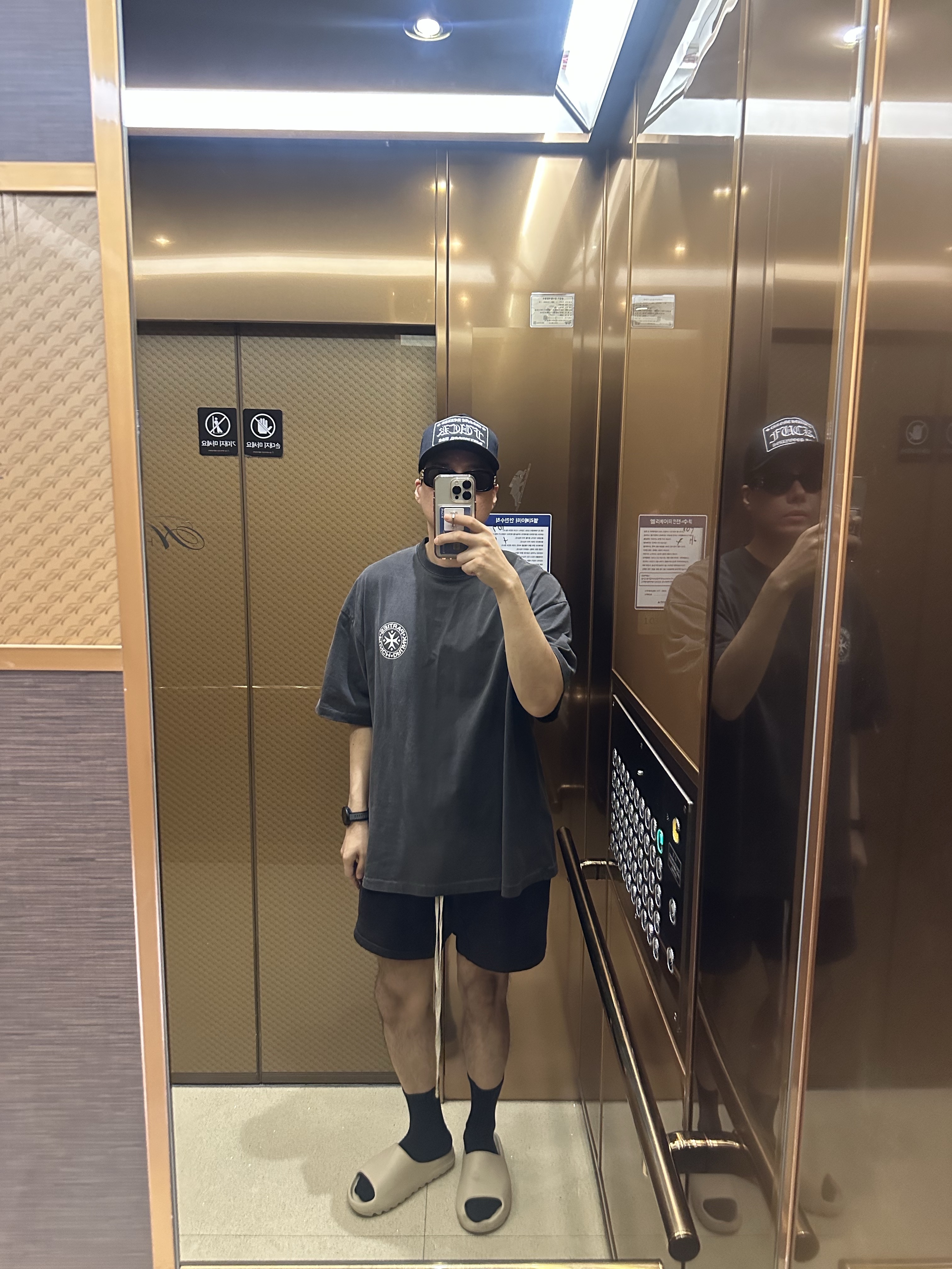 Chrome Hearts Fuck Hollywood Trucker Hat Black, Punch Drunk Parties Circle Logo Garment Dyed Tee Charcoal 착용 스타일