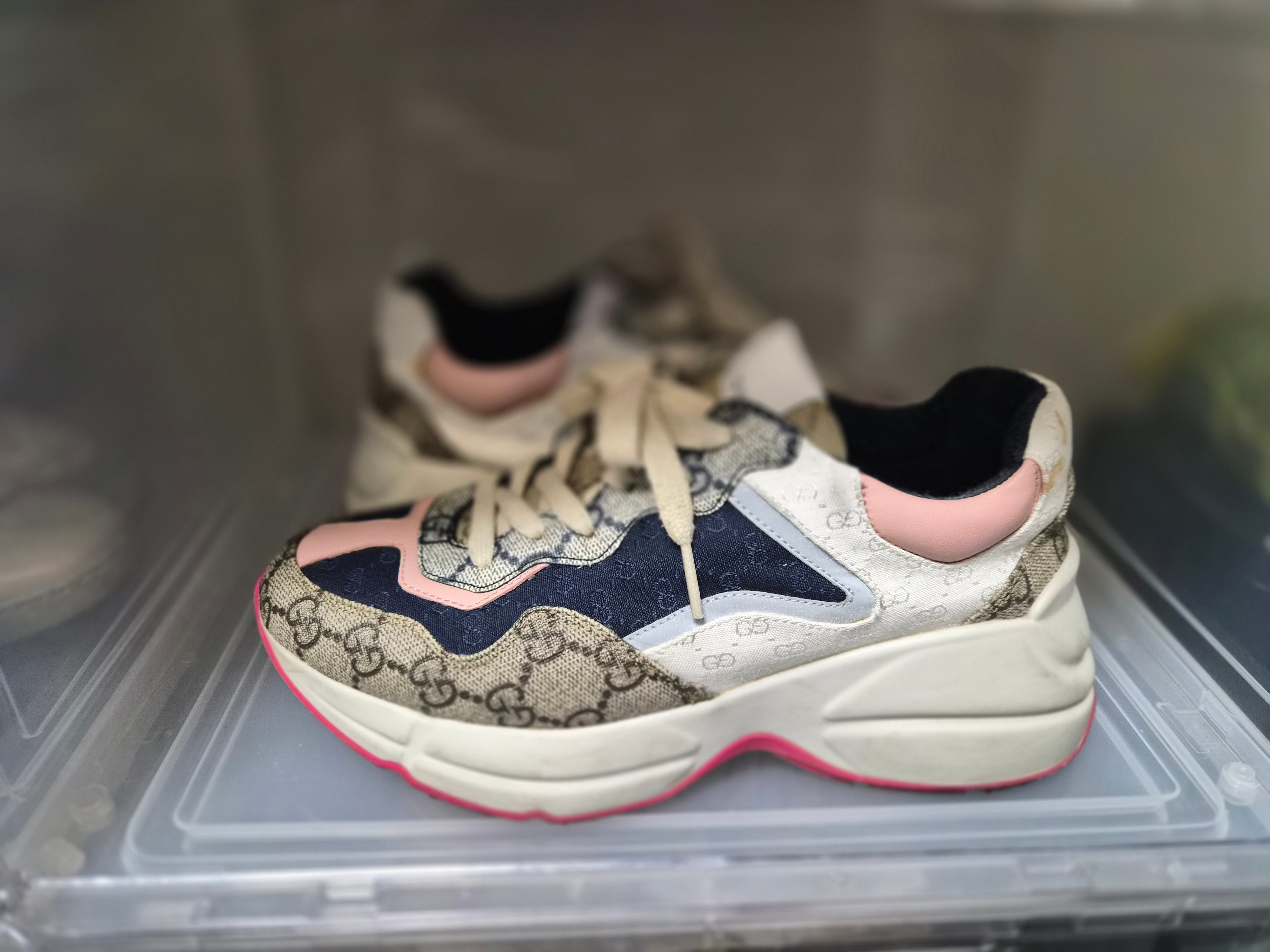 (W) Gucci GG Rhyton Beige Sneakers Ebony Blue 착용 스타일