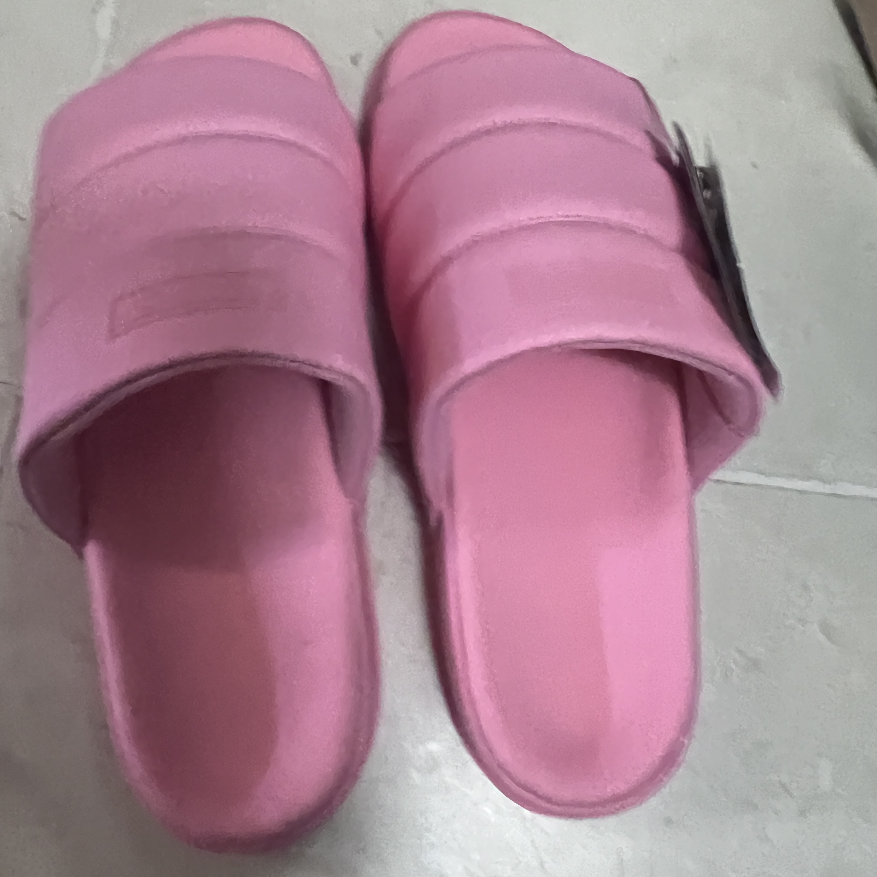 (W) Adidas Adilette Essential Super Pop 착용 스타일