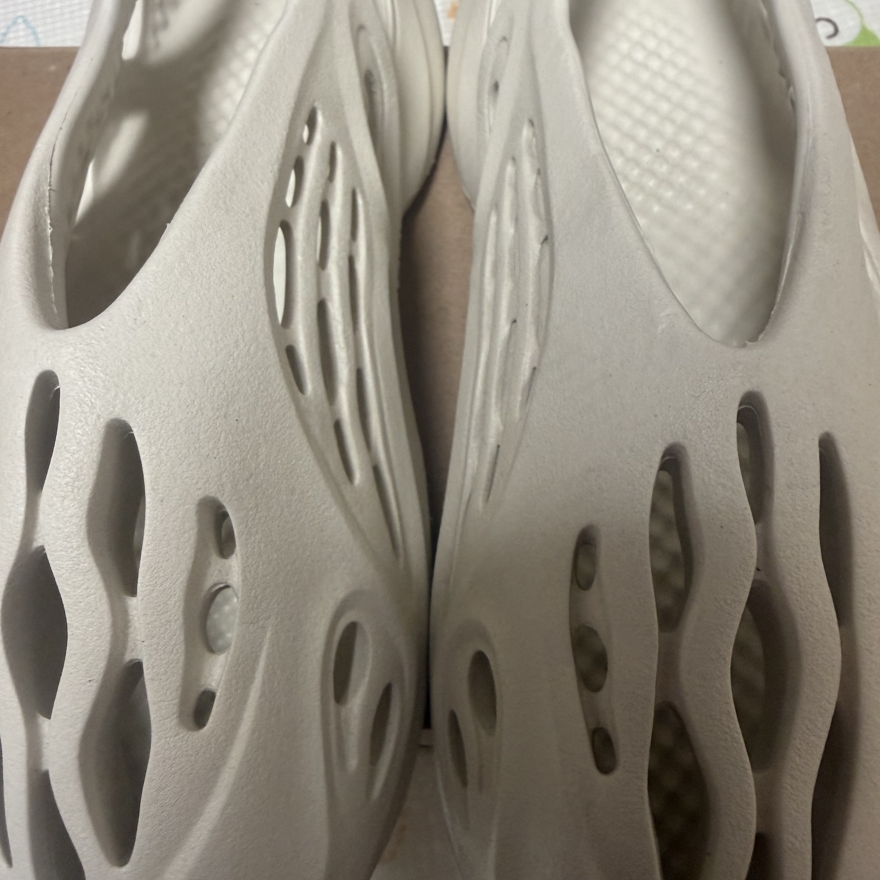 Adidas Yeezy Foam RNNR Ararat ์ฐฉ์ฉ ์คํ์ผ