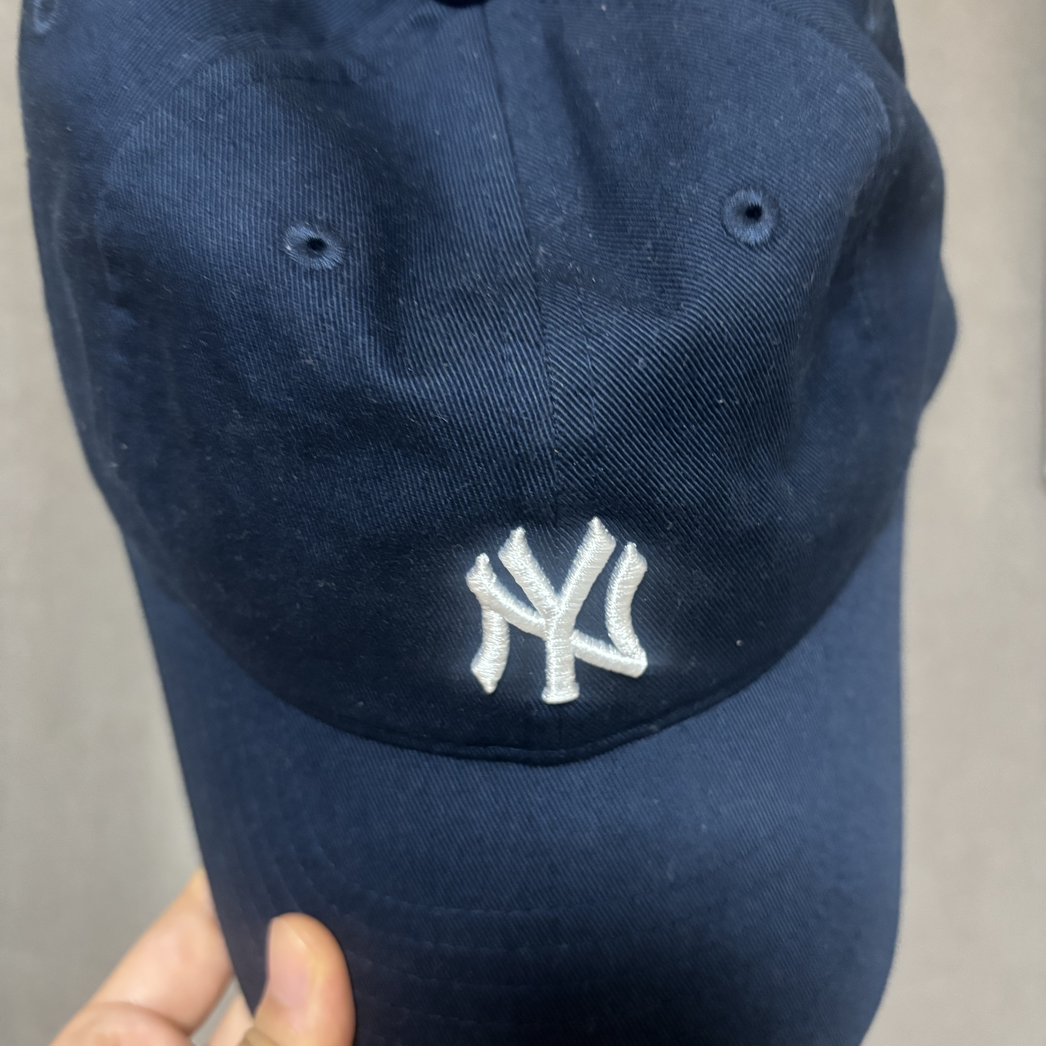 New Era x MoMA New York Yankees Cap Navy 착용 스타일