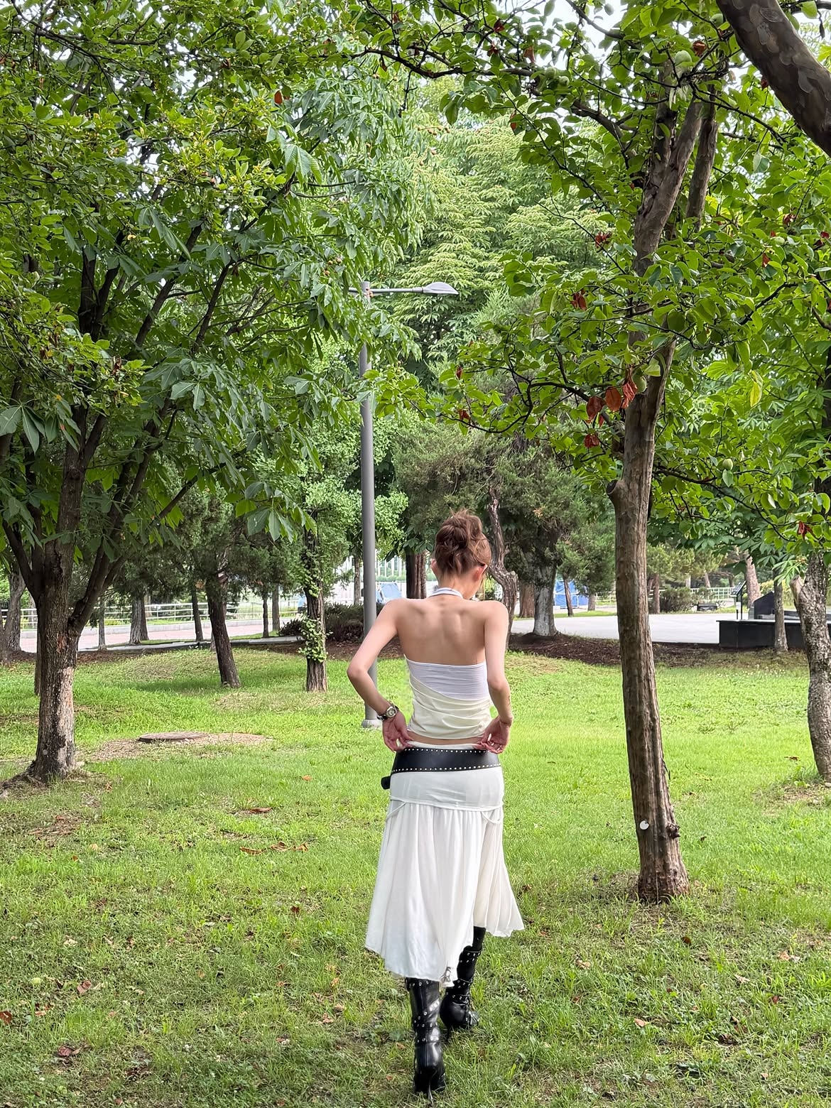 VOONT Slim Fit Sleeveless Midi Dress (IVORY), VOONT Diagonal Panel Halter Sleeveless (IVORY) 착용 스타일 - 4