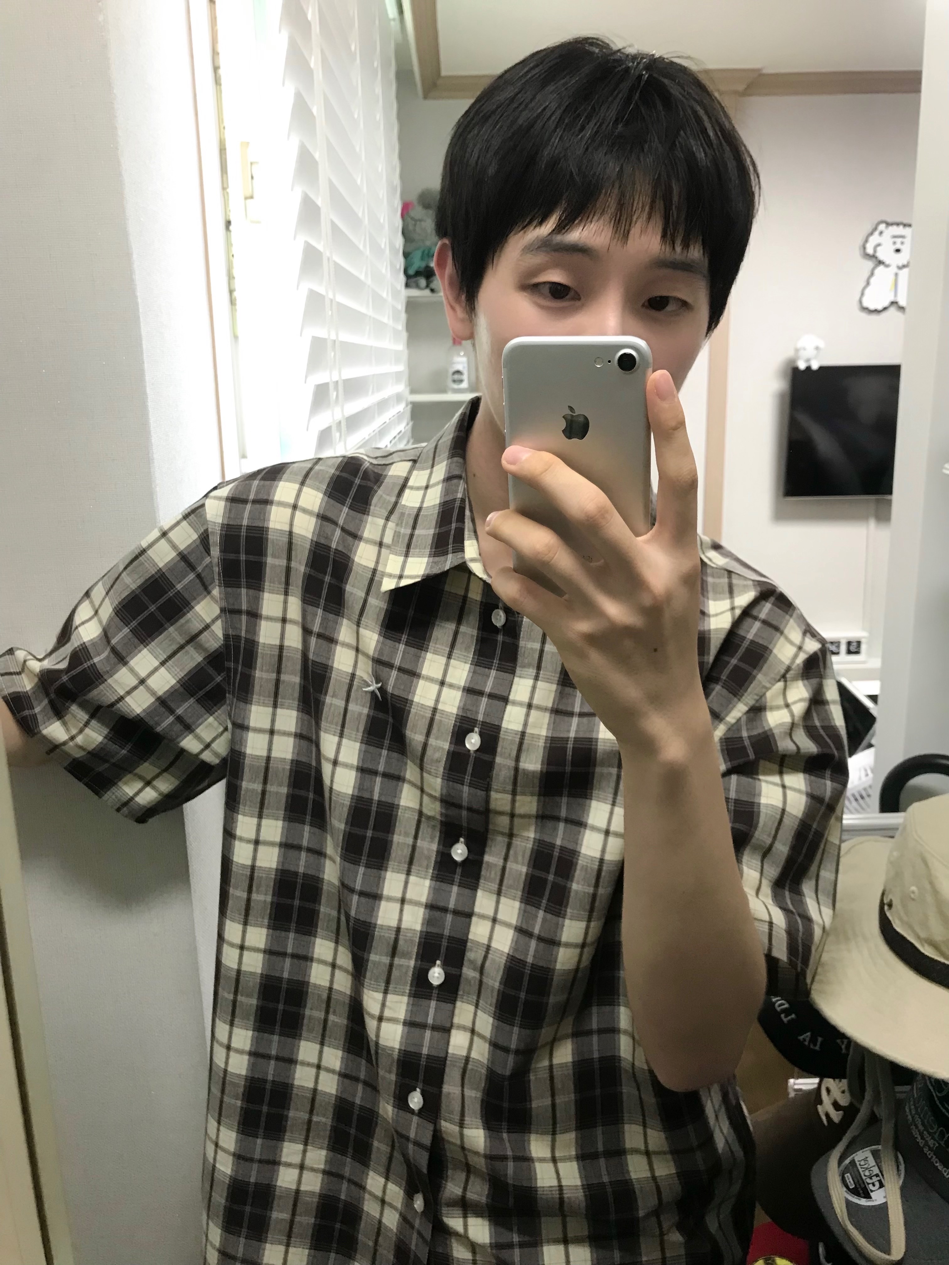 The Coldest Moment Mini Logo Check Half Shirts Brown 착용 스타일