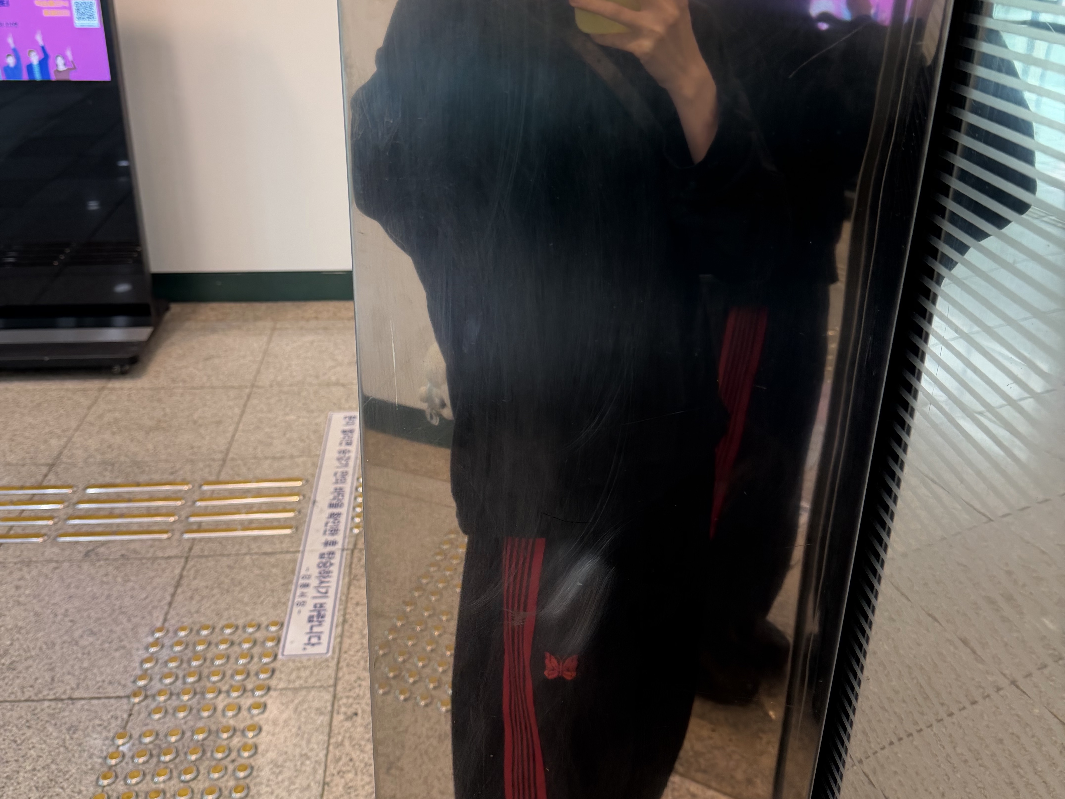 Kapital Sunrise Jacquard Striped Jersey Baggy High Neck Long Sleeve Beige Khaki, Needles x LHP H.D. Track Pants Poly Smooth Black Red 착용 스타일 - 6