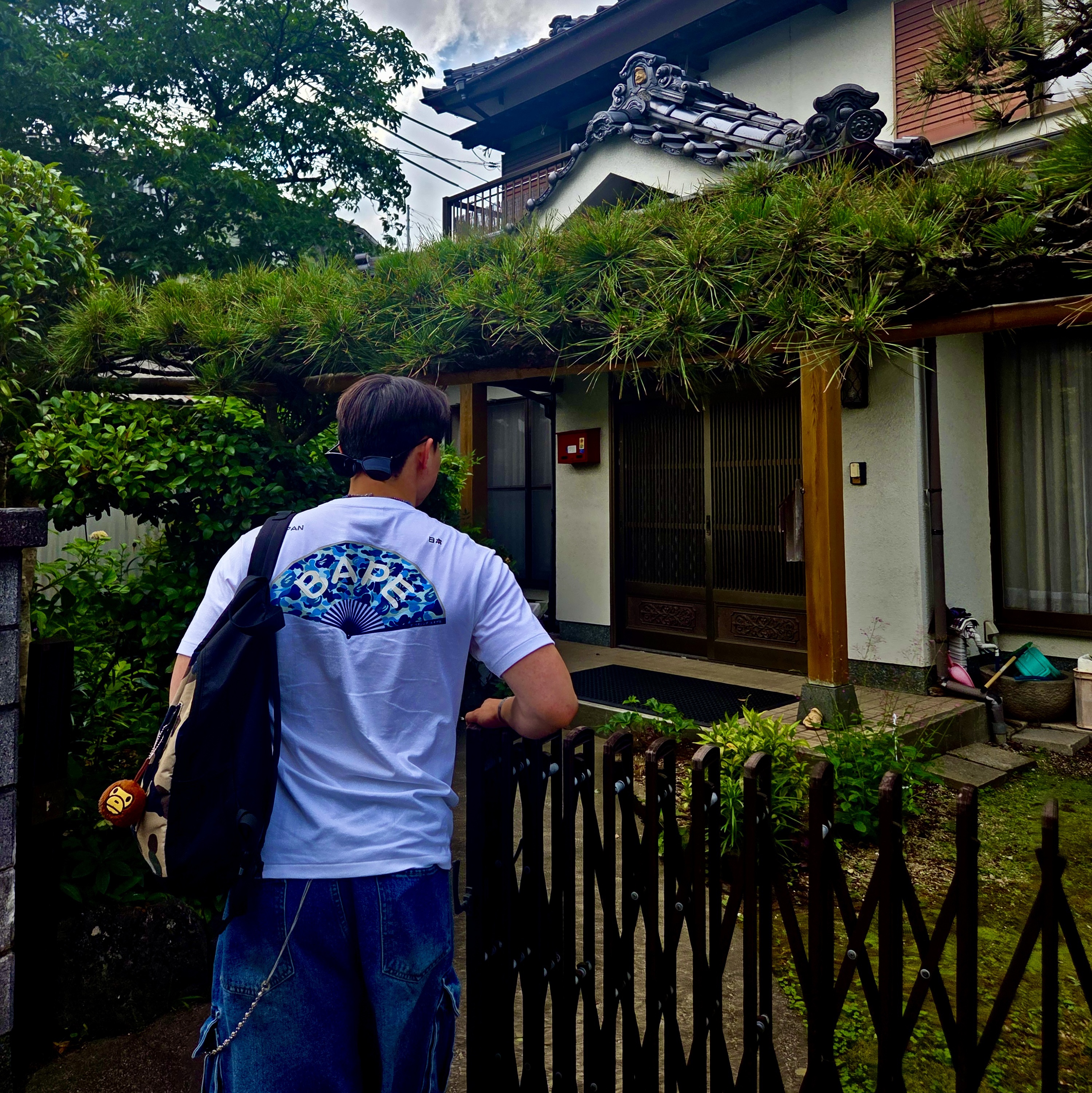 BAPE Japanese Fan T-Shirt White Blue, Gucci Rectangular Square Sunglasses Black Grey 착용 스타일 - 1