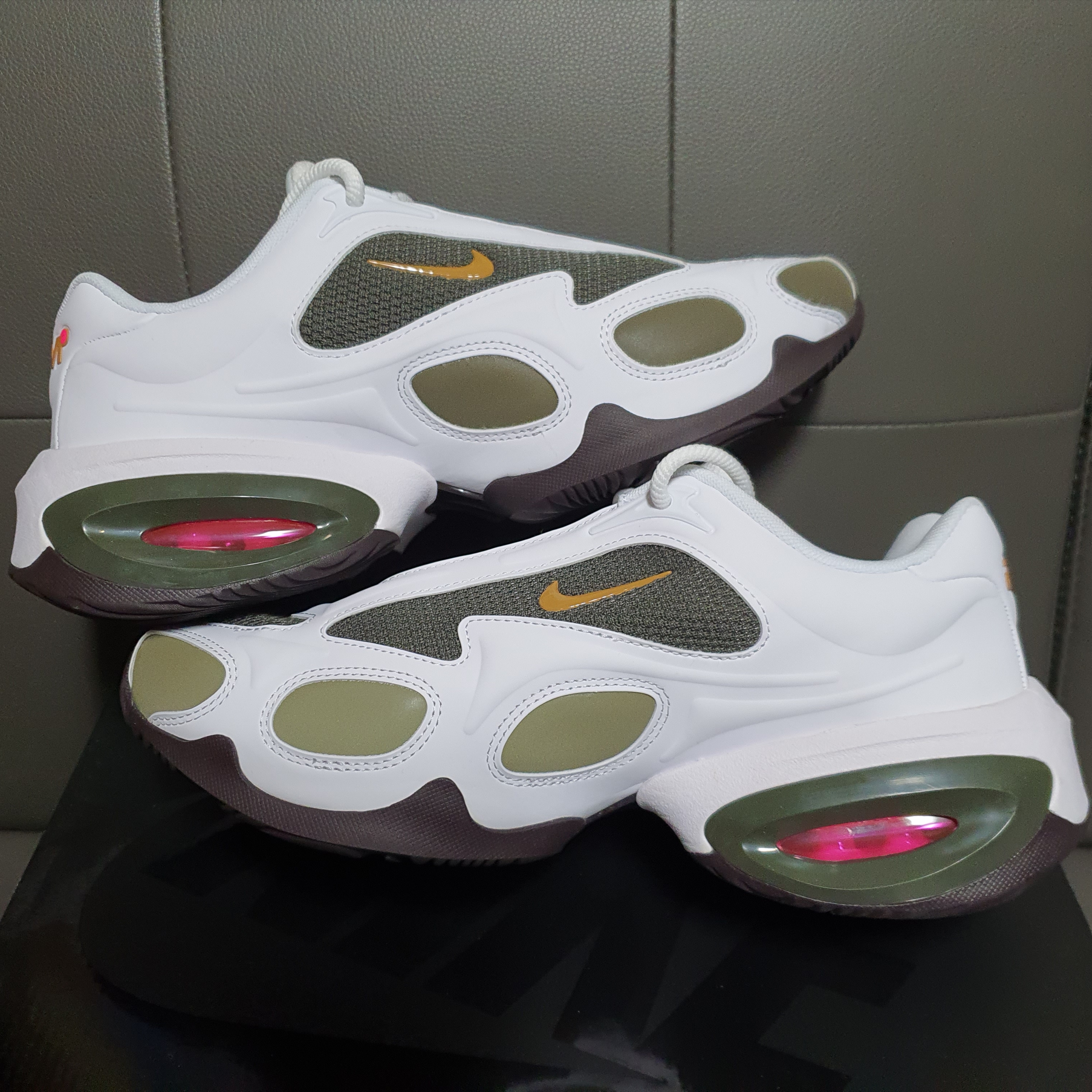 (W) Nike x Veneda Carter Air Max Muse White and Cargo Khaki 착용 스타일