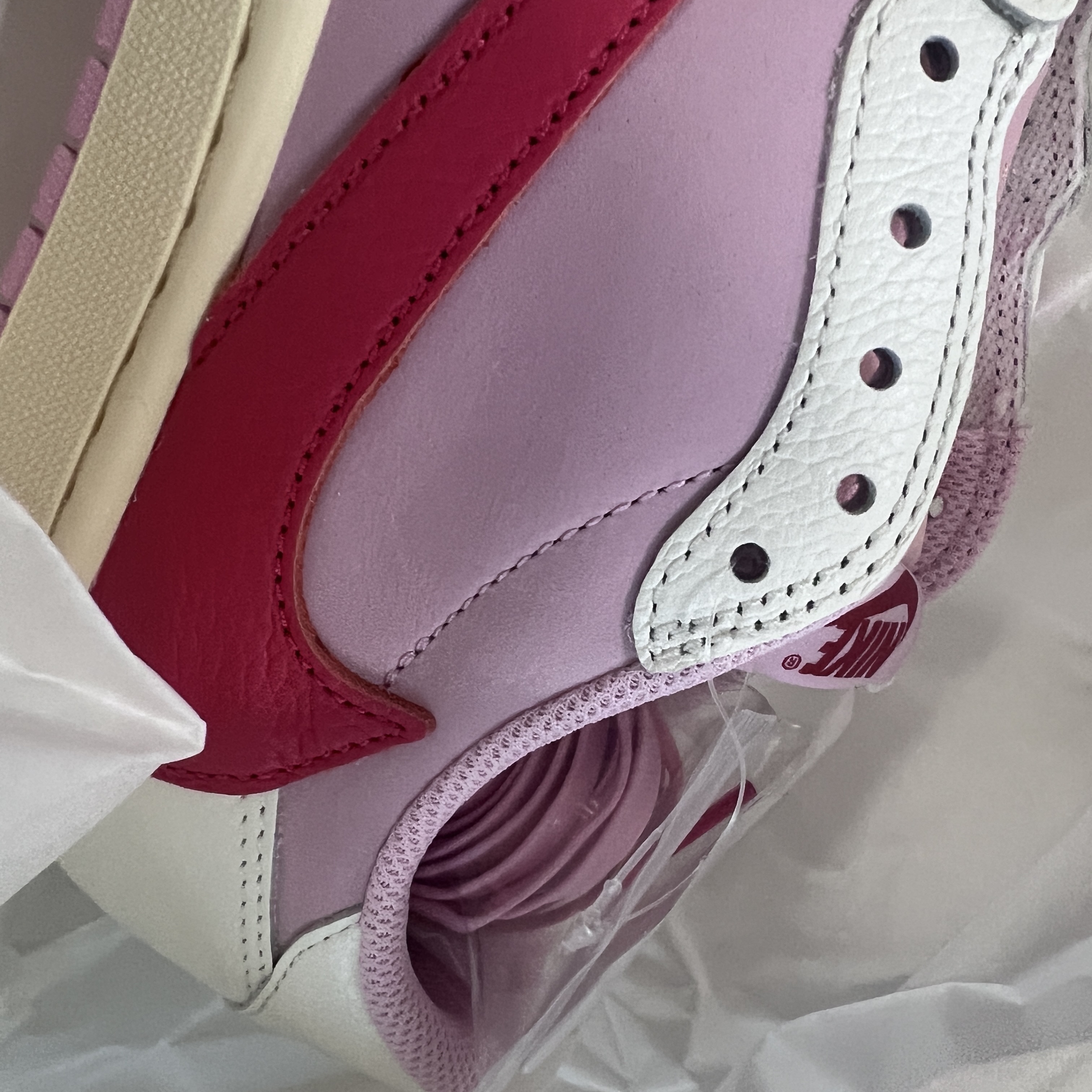 Jordan 1 x Travis Scott Retro Low OG SP Sail Tropical Pink 착용 스타일