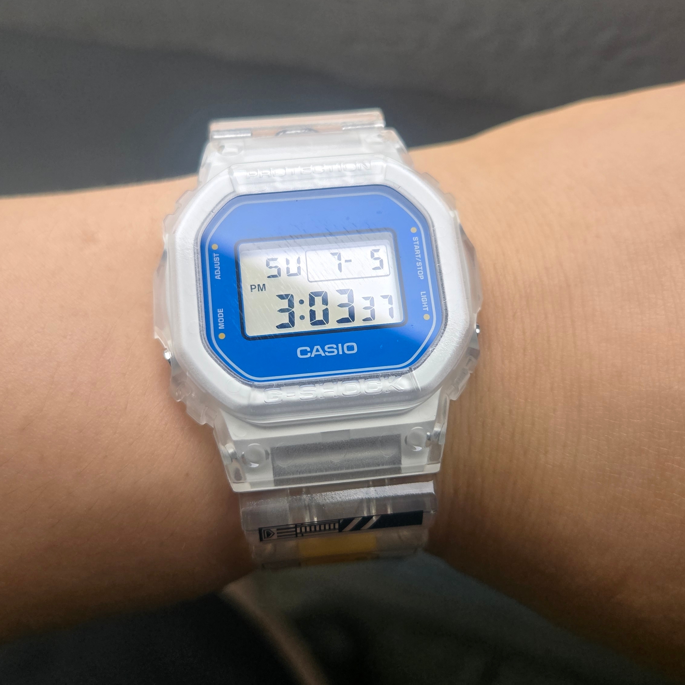 Casio G-Shock x Gundam DW-5600GM26-7DR 착용 스타일 - 3