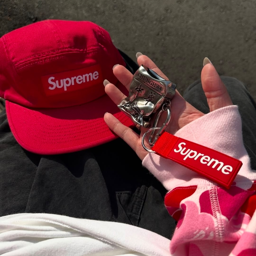 Supreme Webbing Keychain Red - 26SS 착용 스타일