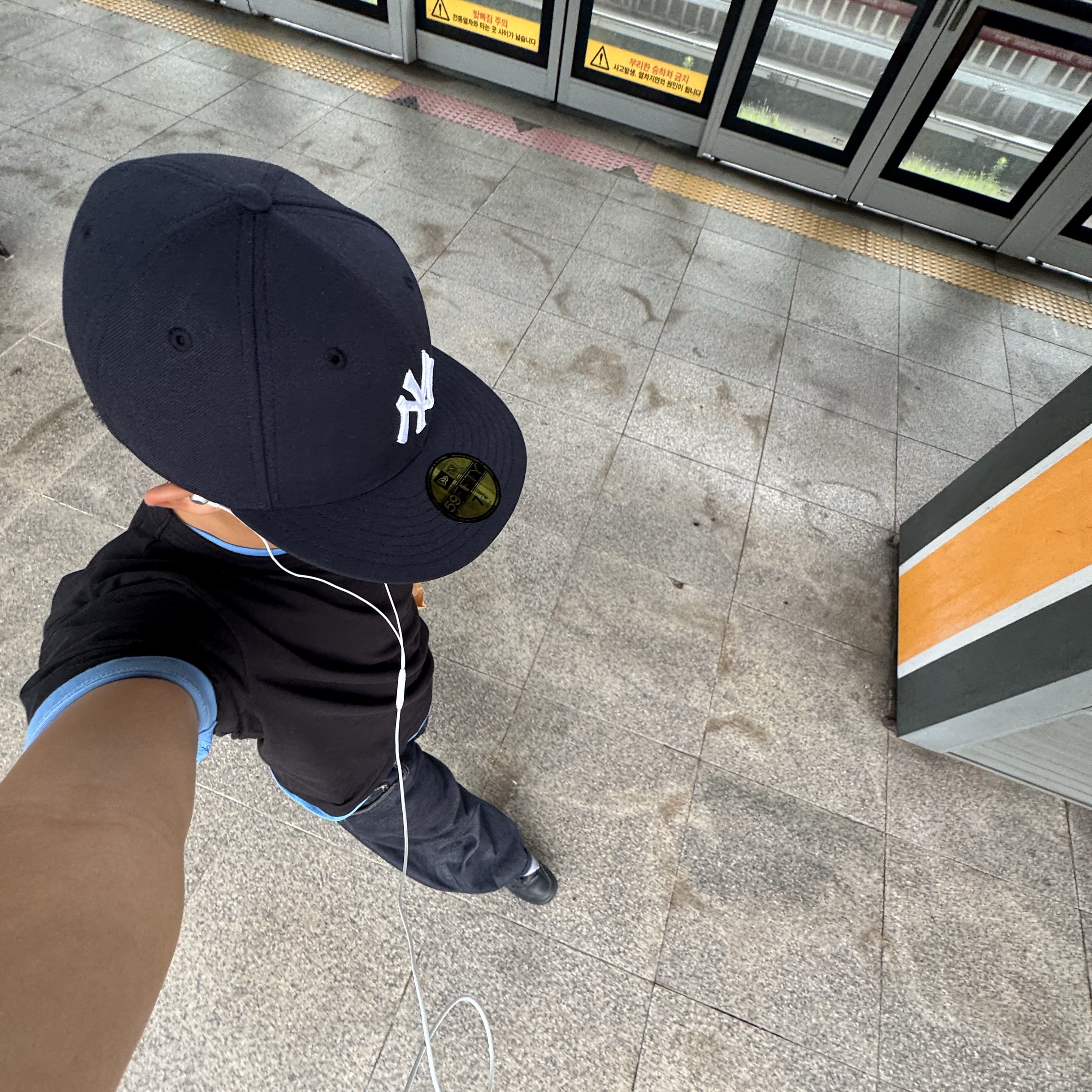 New Era 59Fifty MLB Authentic New York Yankees Game Navy 착용 스타일