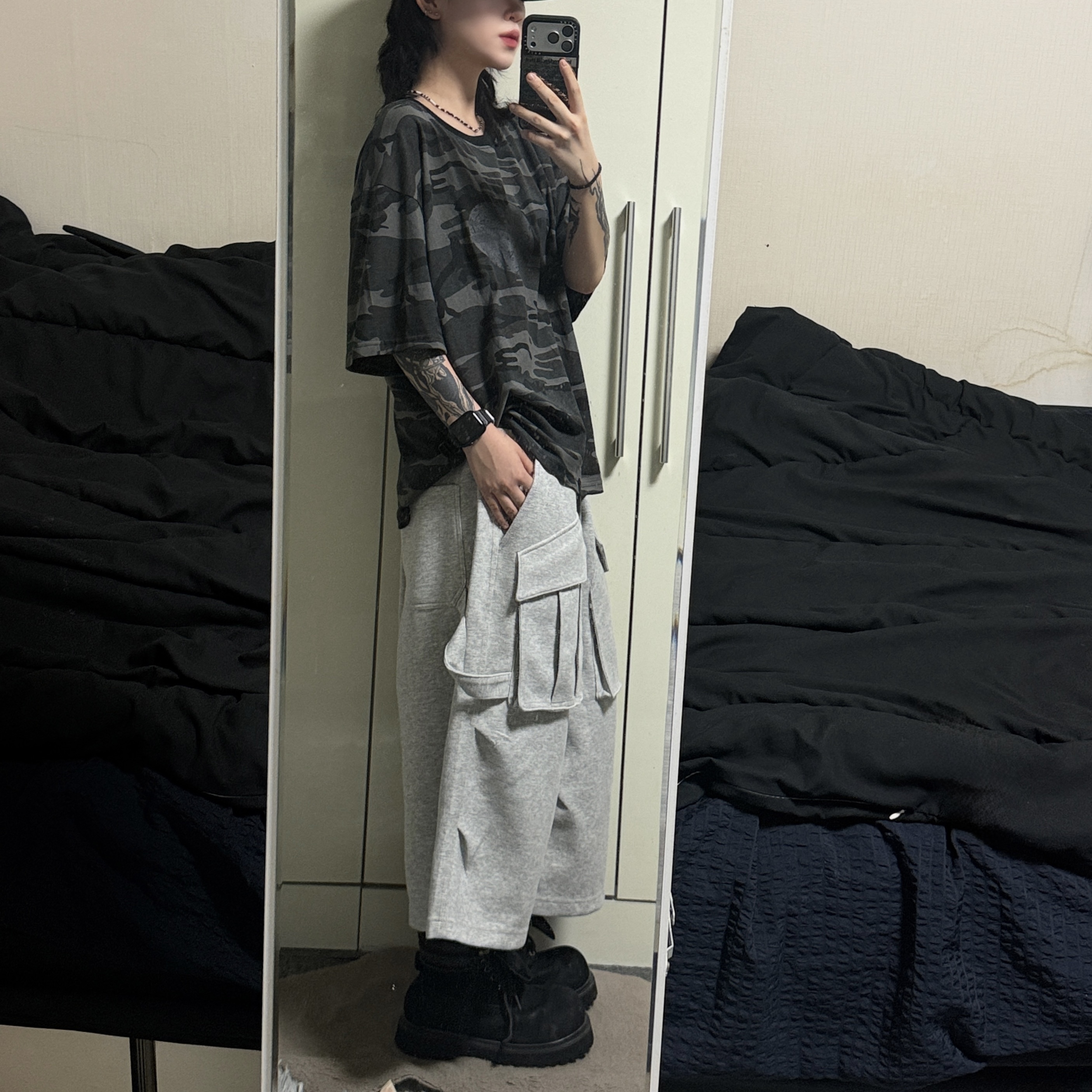 [KREAM 단독] Flavorism Bermuda Cargo Sweat Pants Melange 착용 스타일 - 4