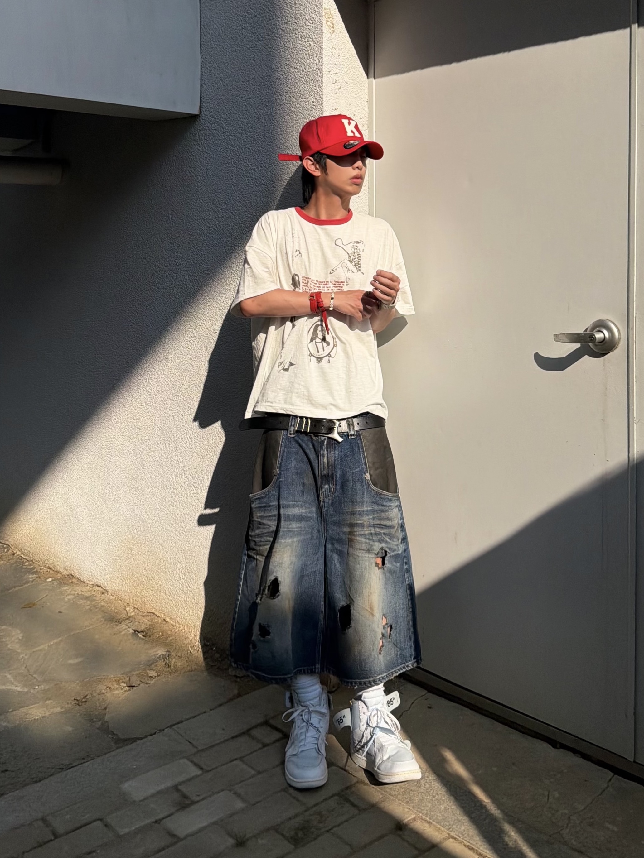 Kamien x KOIN SEOUL K Logo Ball Cap Exclusive Red, Jordan 1 x Virgil Abloh Archive Retro High Alaska White 착용 스타일 - 5