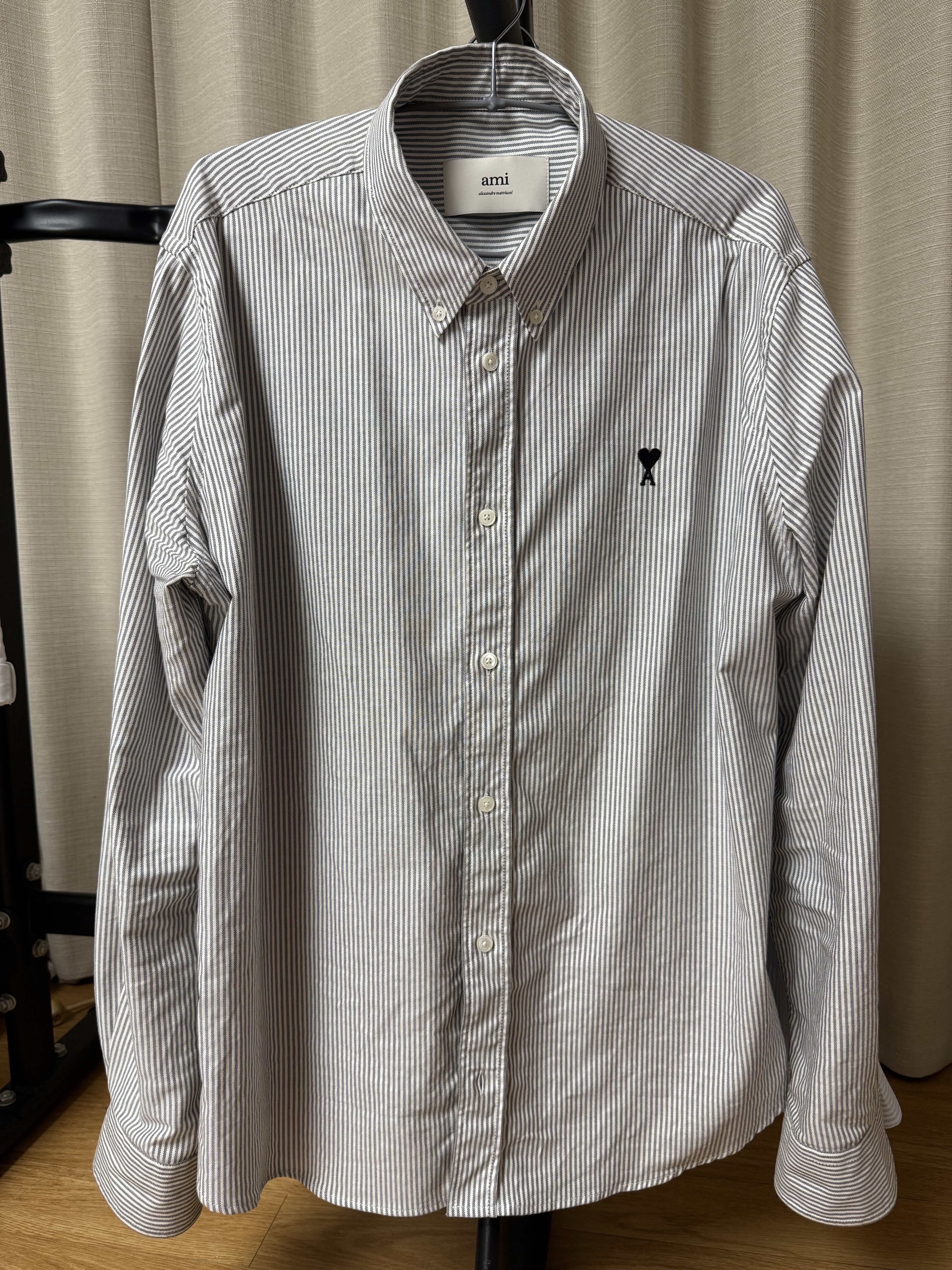 AMI de Coeur Stripped Cotton Oxford Button Down Shirt Natural White Black 착용 스타일