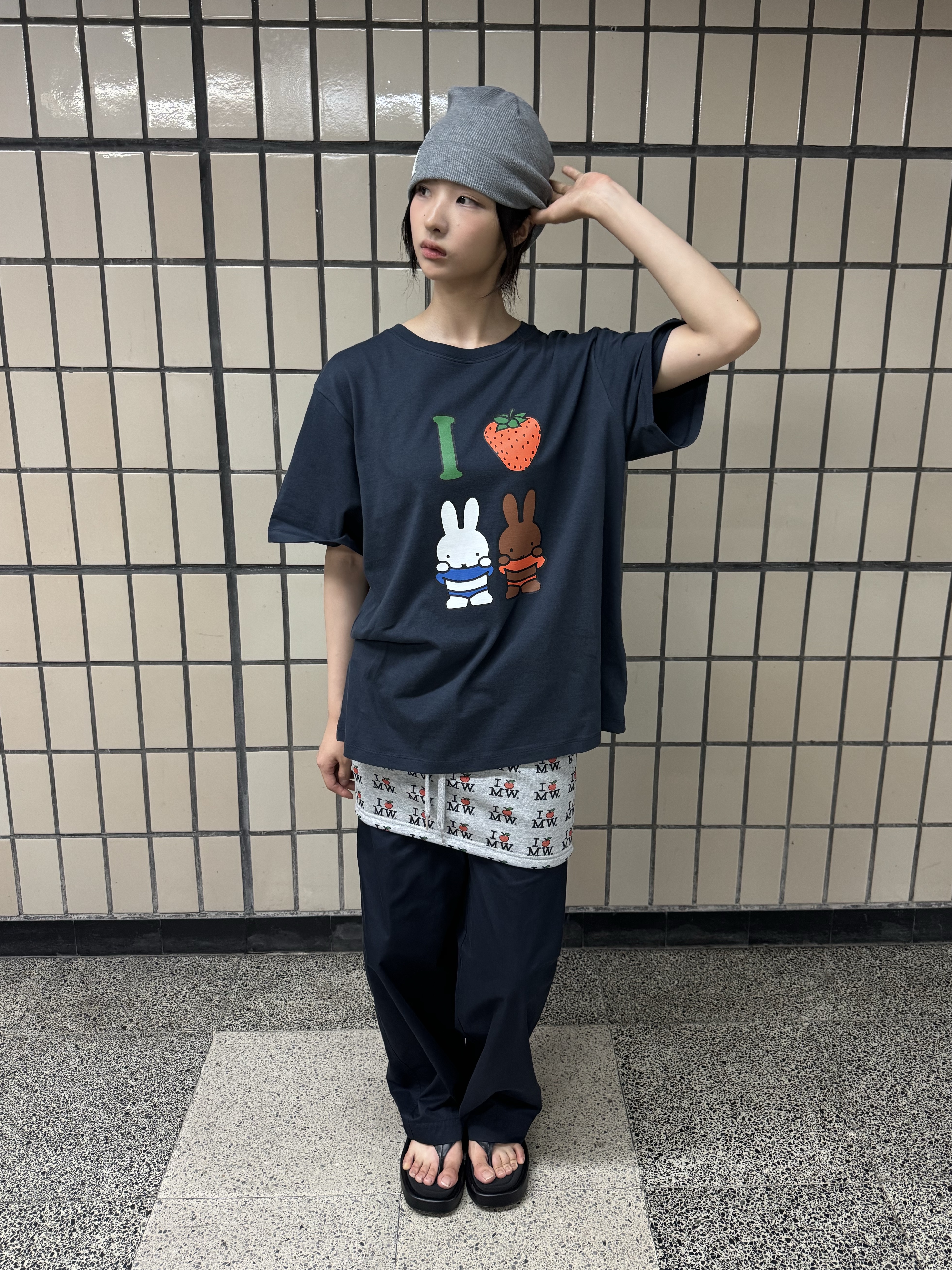 MILLO WOMEN x miffy Miffy Waffle Beanie Melange Gray, MILLO WOMEN x miffy I Love Miffy T-Shirt Navy 착용 스타일 - 2