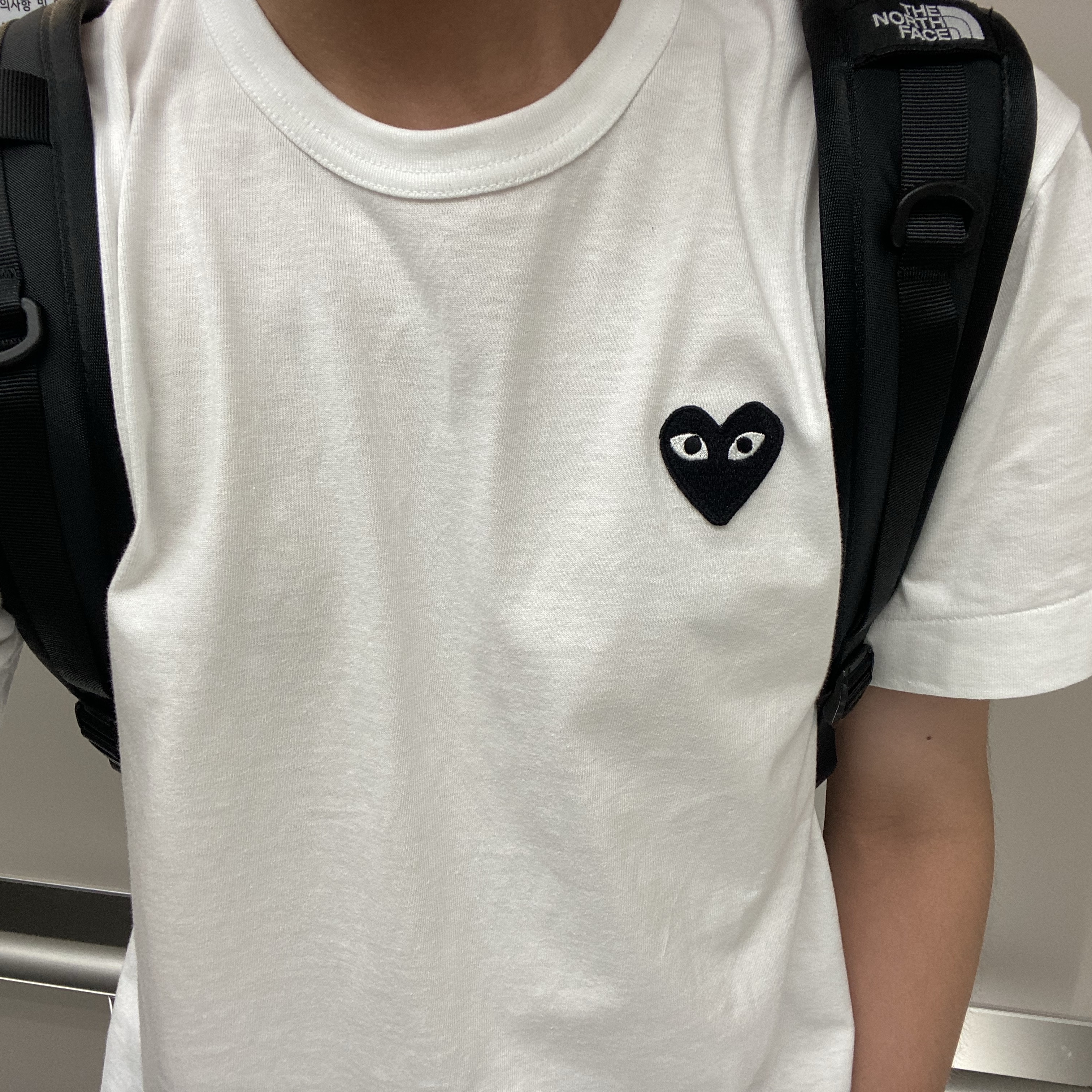 Play Comme des Garcons Black Heart T-Shirt White 착용 스타일