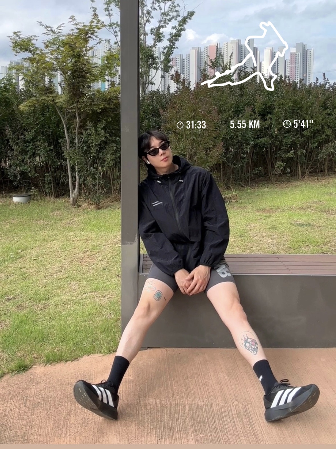 [KREAM 단독] runwhither Half Tights Charcoal, [KREAM 단독] runwhither Training Singlet Khaki 착용 스타일