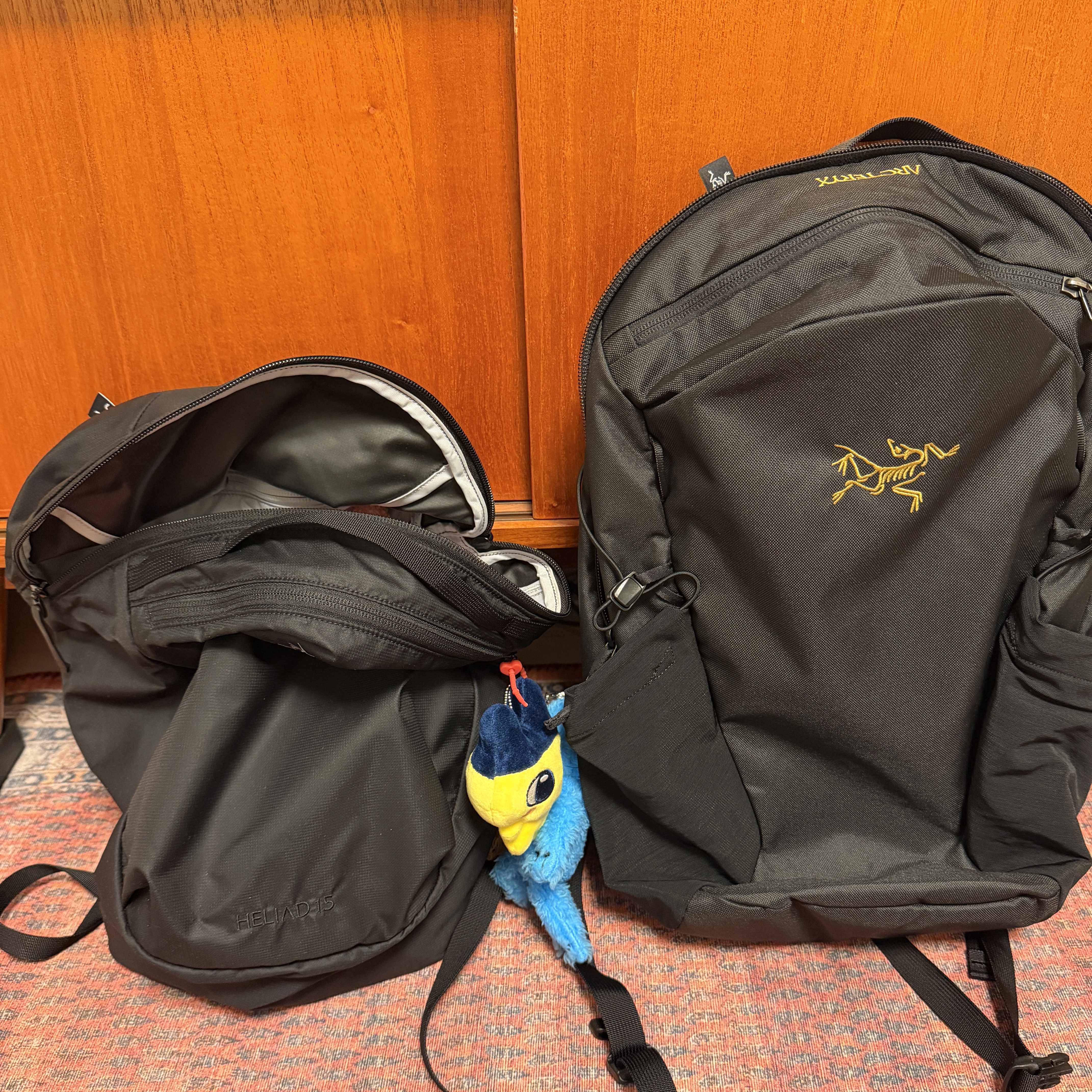 Arc'teryx Mantis 16 Backpack Black, Arc'teryx Heliad 15 Backpack Black 착용 스타일