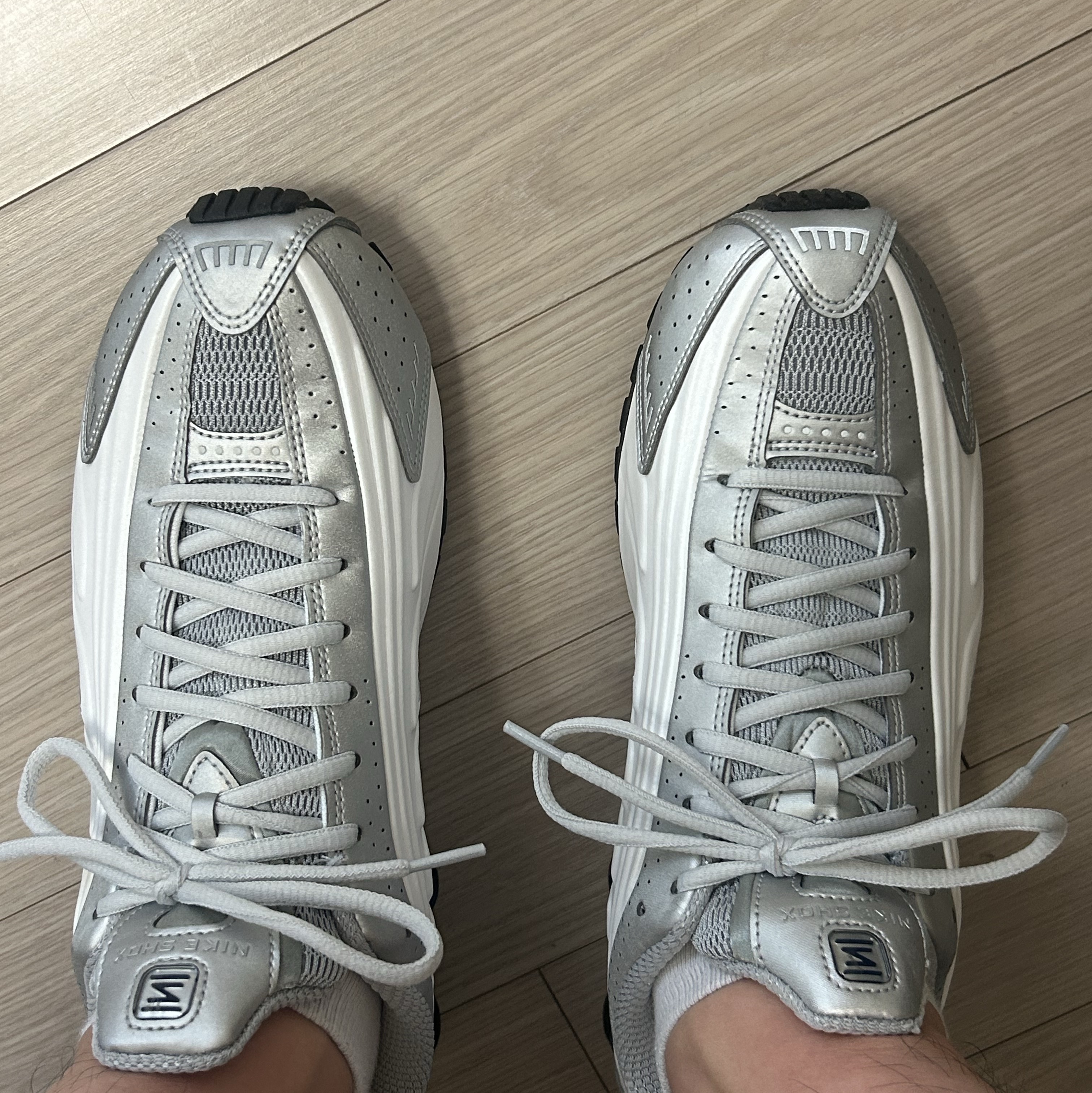 Nike Shox R4 White Metallic Silver Deep Royal Blue White 착용 스타일