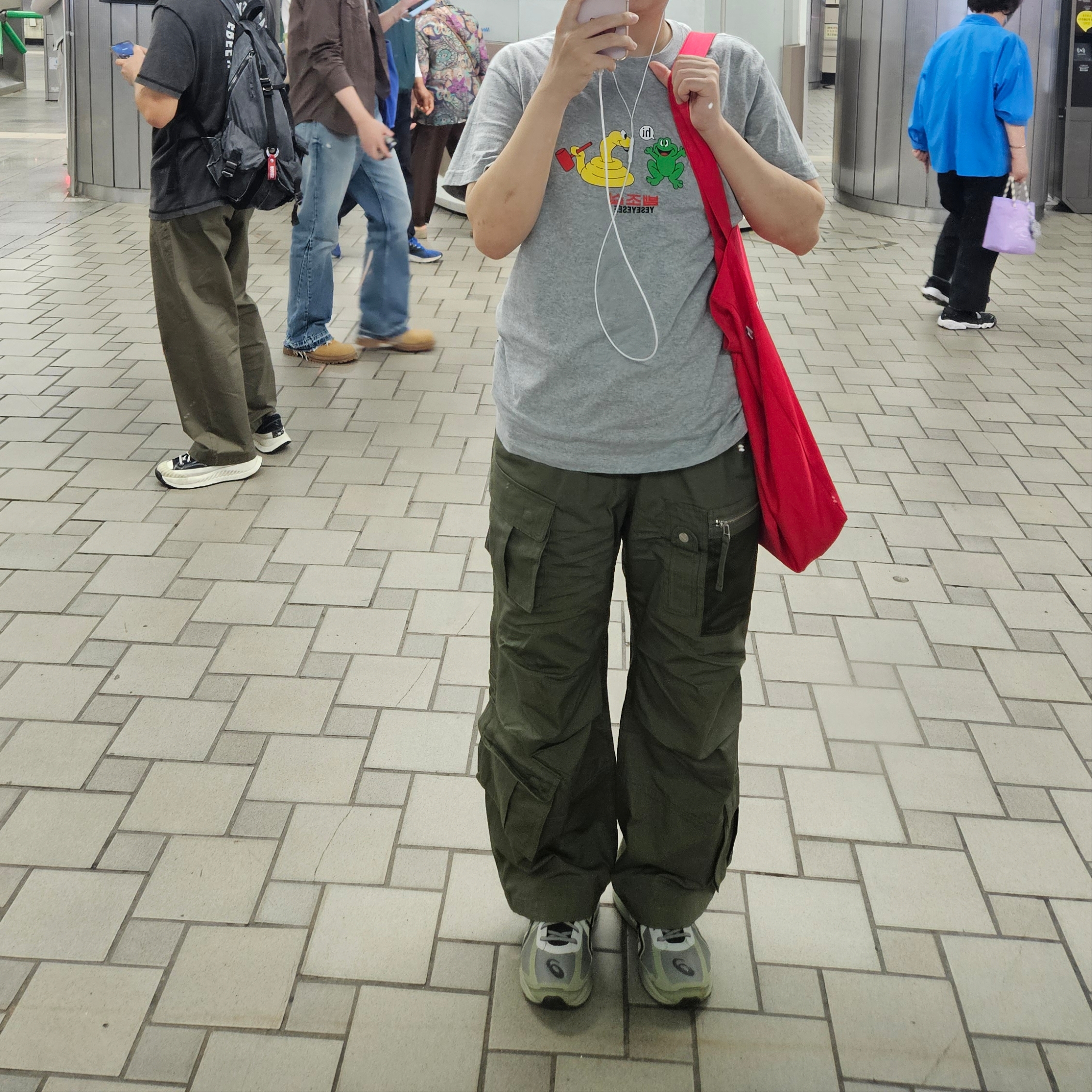 Thevinylhouse Washed Military Cargo Pants Khaki 착용 스타일