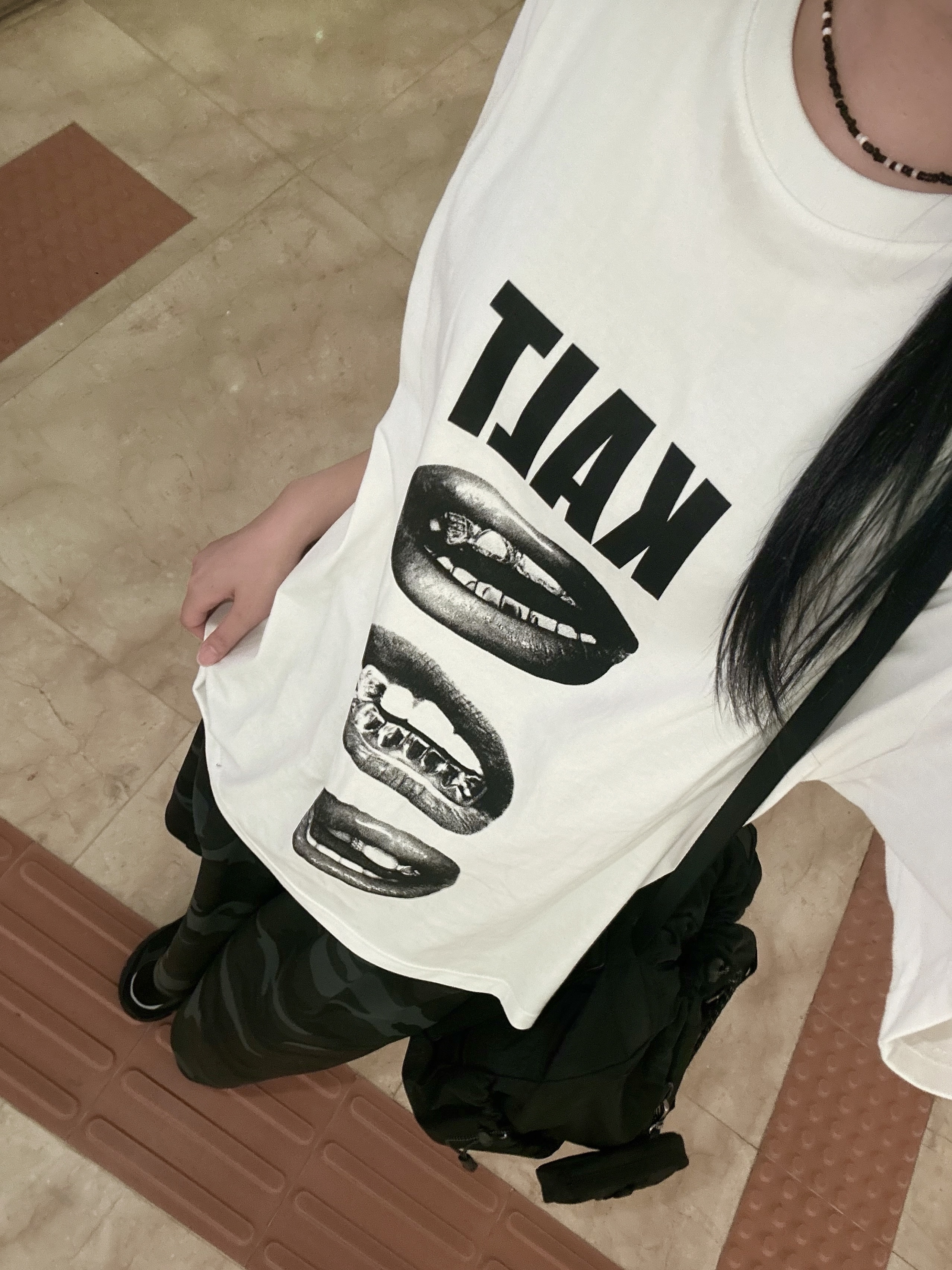 AMOU Camo One Tuck Bermuda Pants Charcoal, AMOU Kalt Lips Half T-Shirts White 착용 스타일 - 3