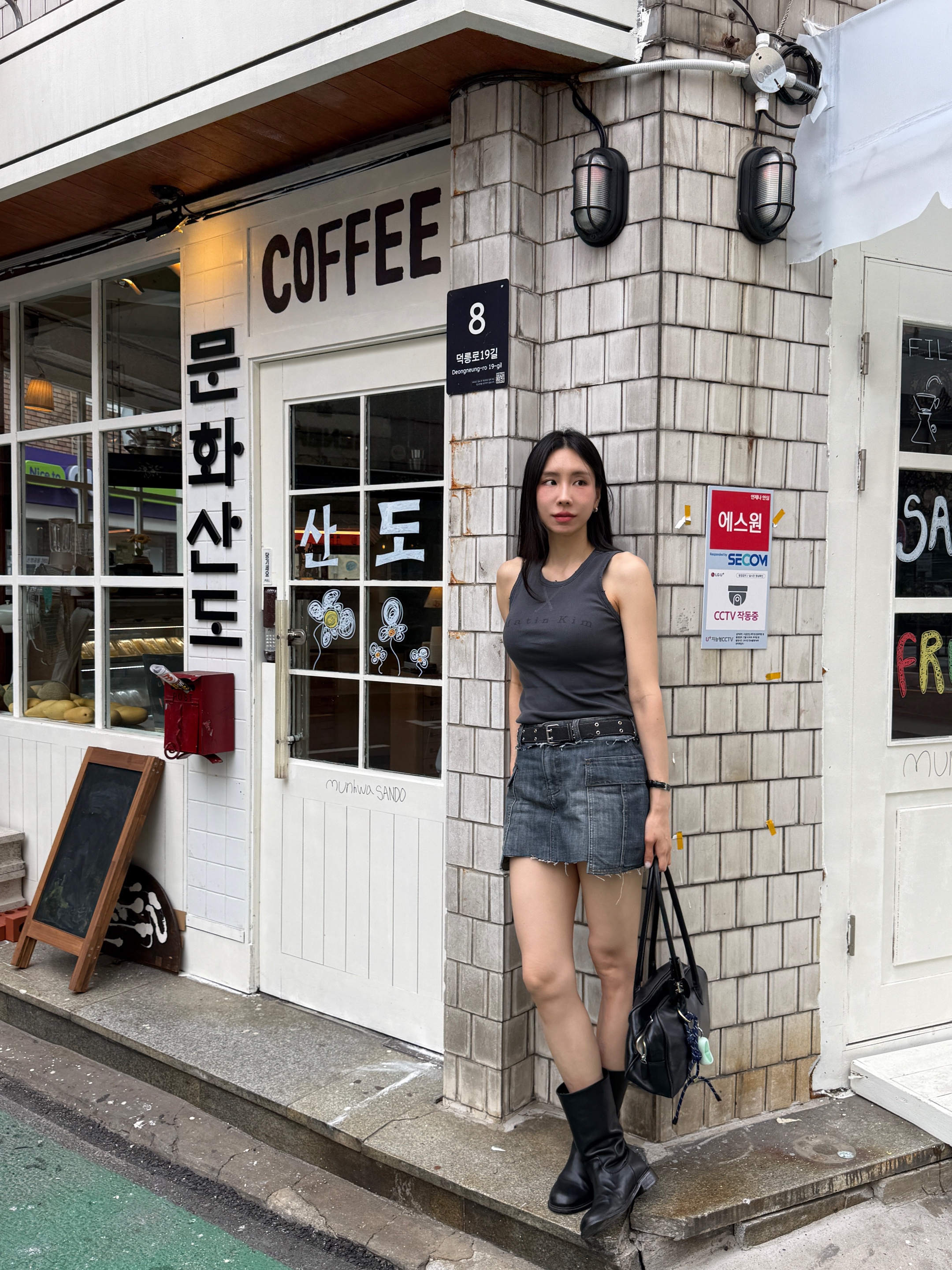 (W) Matin Kim Cargo Mini Denim Skort In Blue, (W) Matin Kim Distressed Sleeveless Logo Top In Charcoal 착용 스타일 - 2