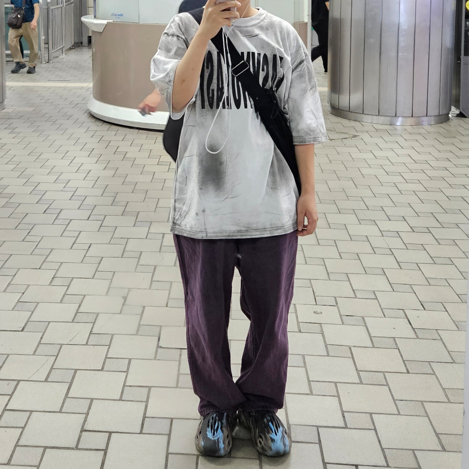 Adidas Yeezy Foam RNNR MX Cinder 착용 스타일