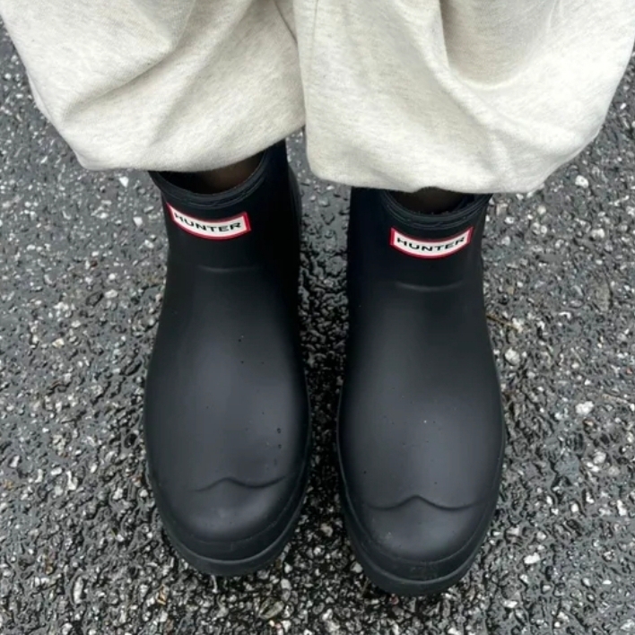 (W) Hunter Play Short Rain Boots Black 착용 스타일