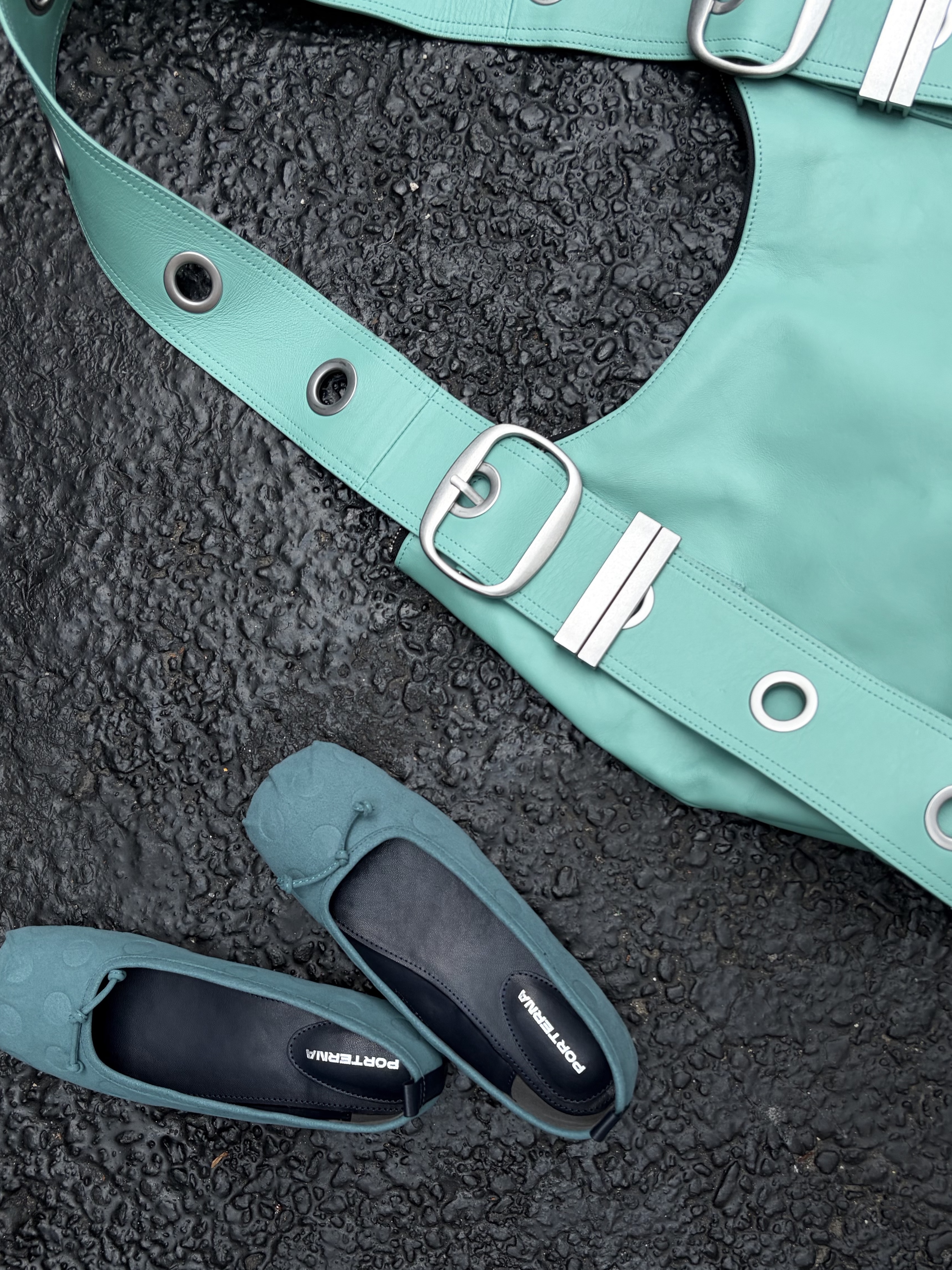 Vacant Archive Bella Wide Strap Hobo Bag Teal Blue 착용 스타일 - 3