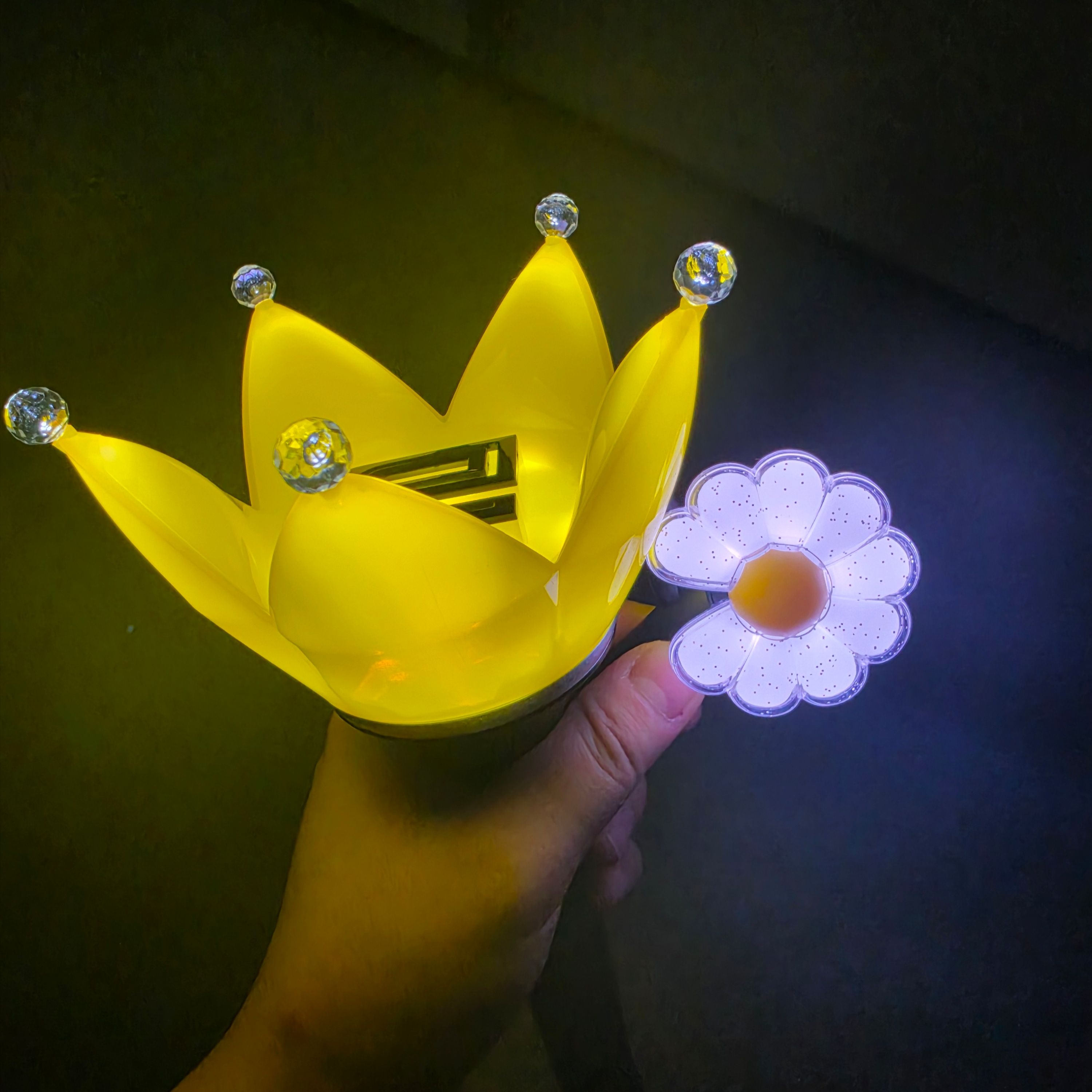 Bigbang Official Light Stick Ver.4 Black 2025, G-DRAGON Ubermensch Official Mini Light Keyring 착용 스타일