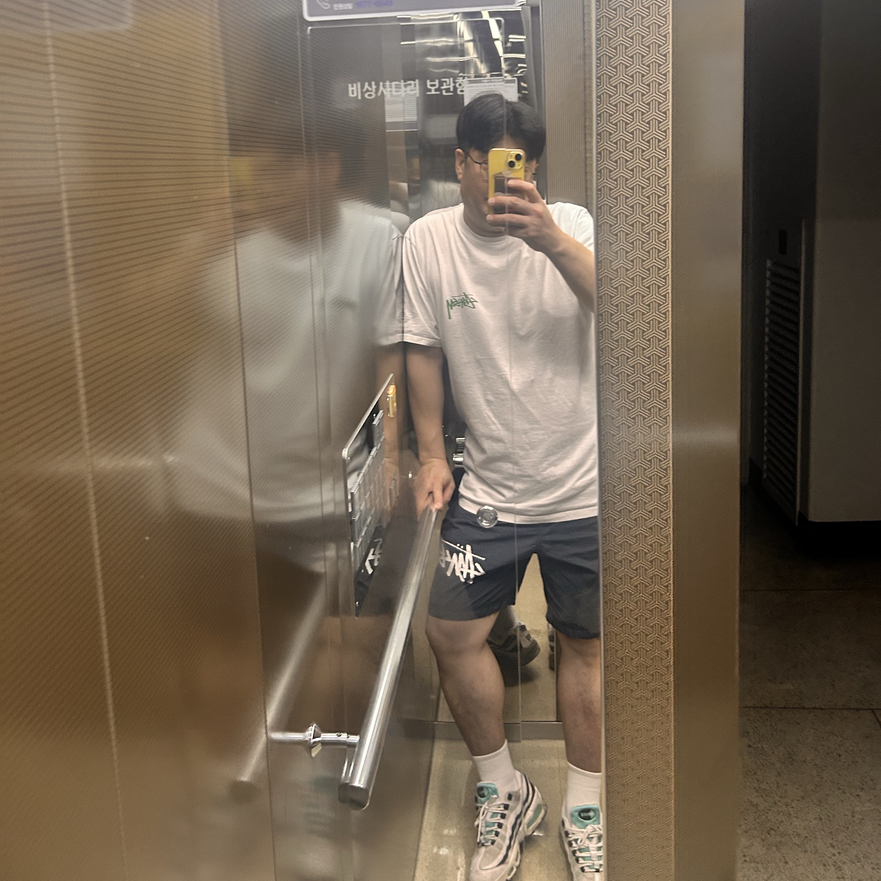 Nike Air Max 95 OG White and Black, Nike x Stussy Water Shorts Off Noir 착용 스타일