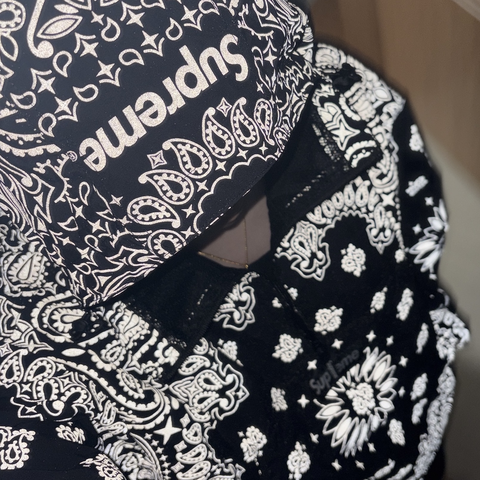 Supreme Reflective Bandana Anorak Black - 26SS 착용 스타일