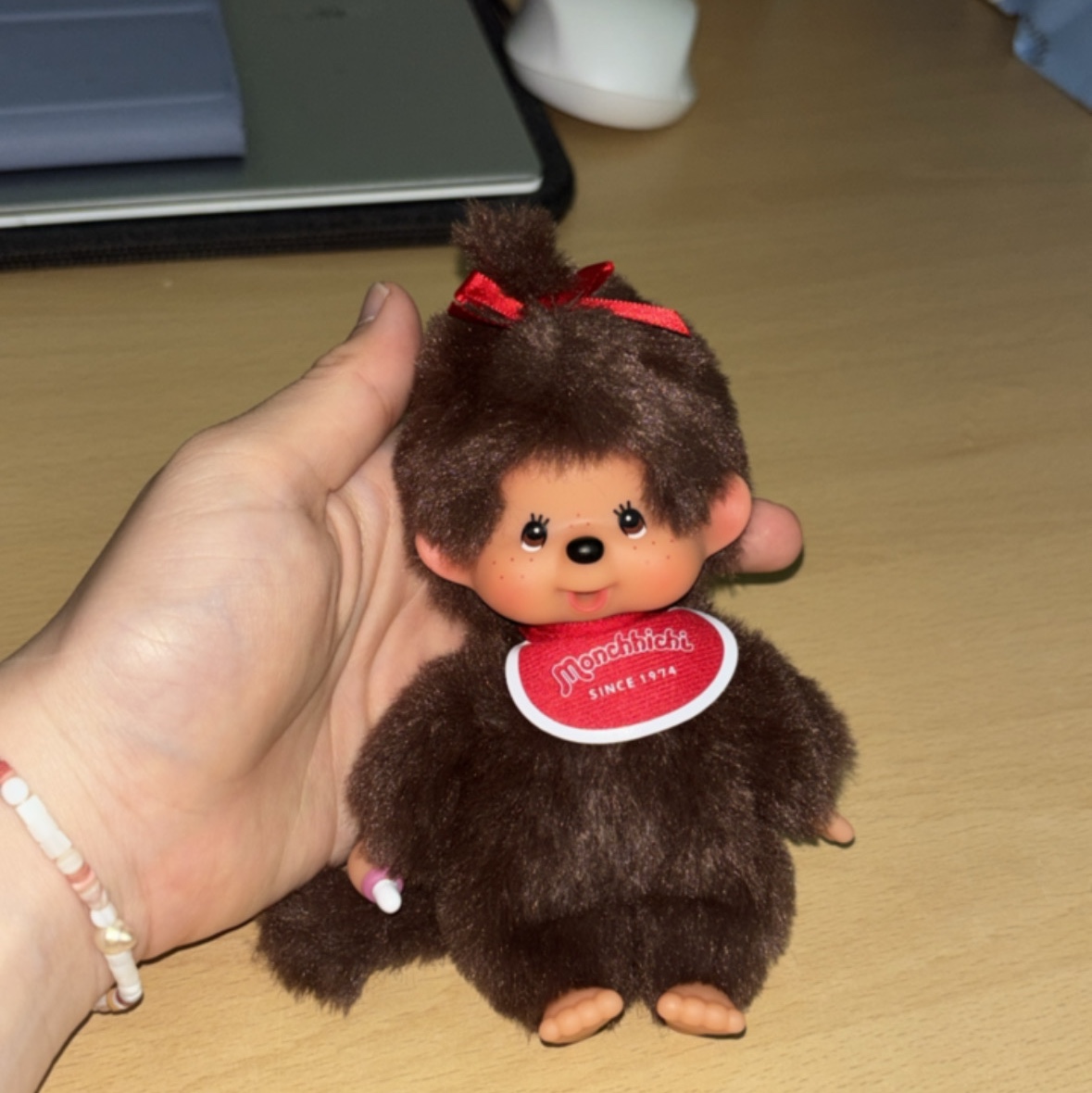 Monchhichi SS Girl Key Chain Brown 착용 스타일 - 2