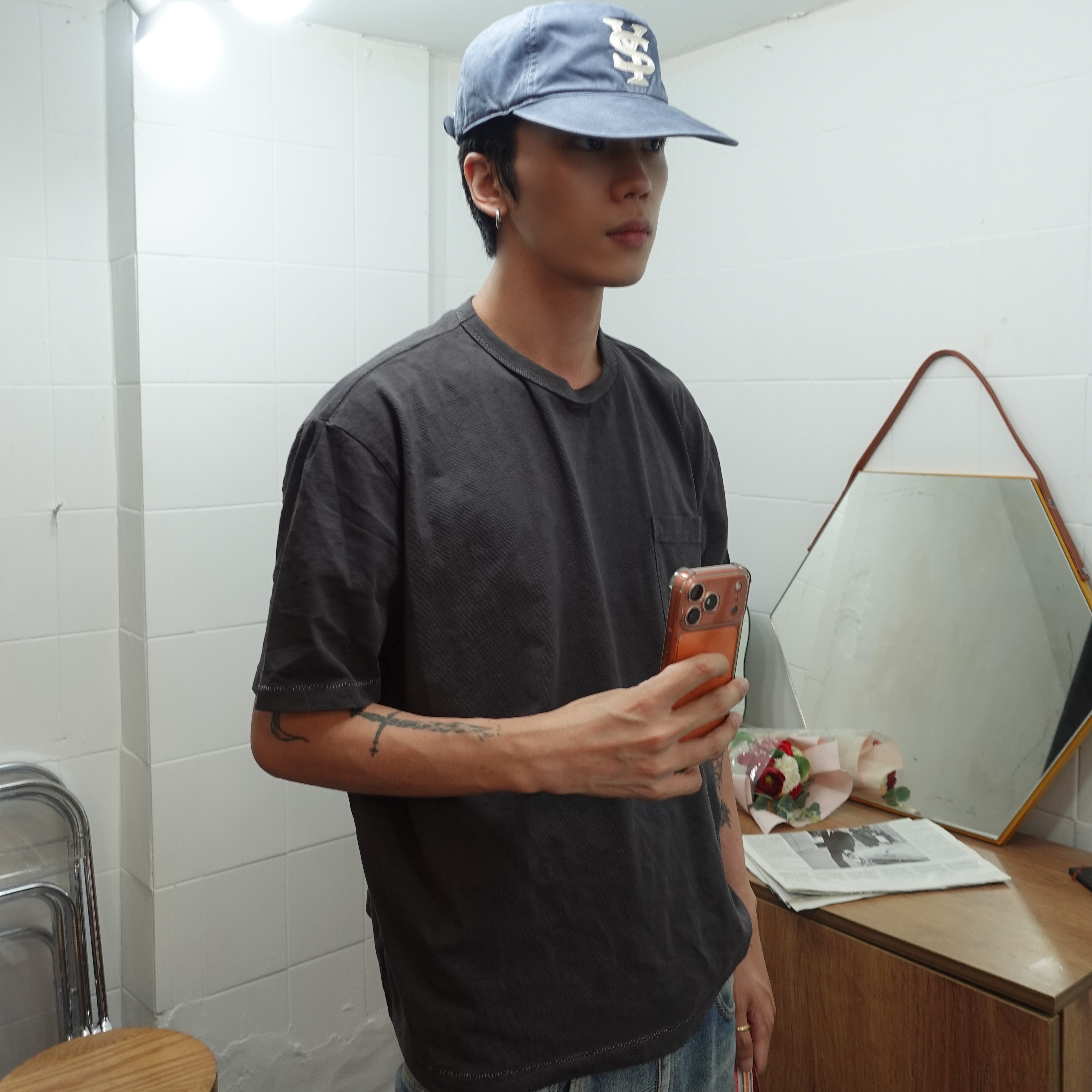 [예약 배송] Sunday Ceremony Sy Logo 5 Panel New Cotton Cap - Light Navy, (W) SUNDAY CEREMONY Natural Dyed Basic Slub Tee - Ash Charcoal 착용 스타일 - 1
