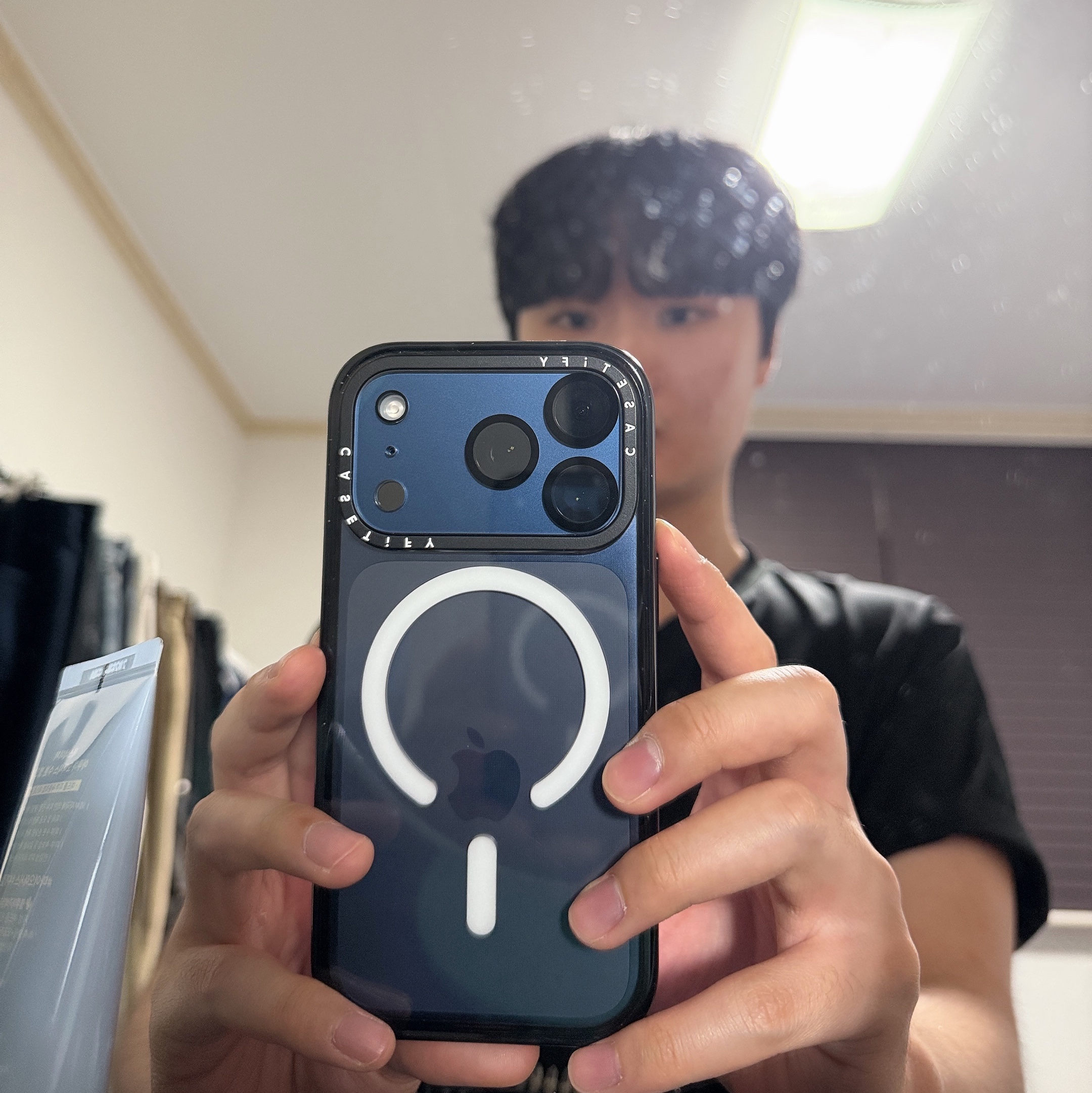 Casetify Custom iPhone MagSafe Impact Case Clear Black, Apple iPhone 17 Pro 256GB Deep Blue 착용 스타일 - 1