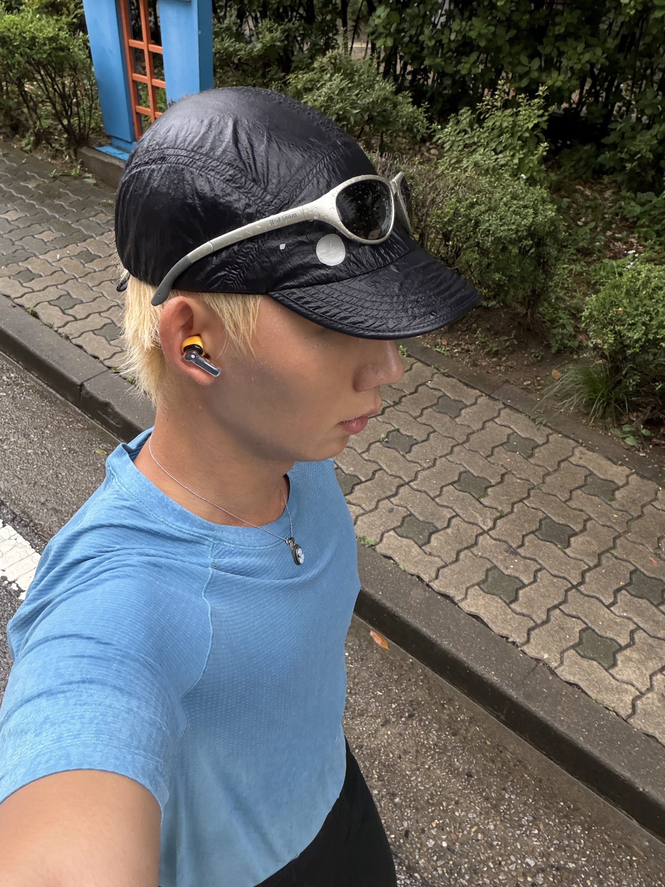 Montbell Trekking Glasses Silver Metallic Light Grey, Optimistic Runners OR Nylon Cap Black 착용 스타일
