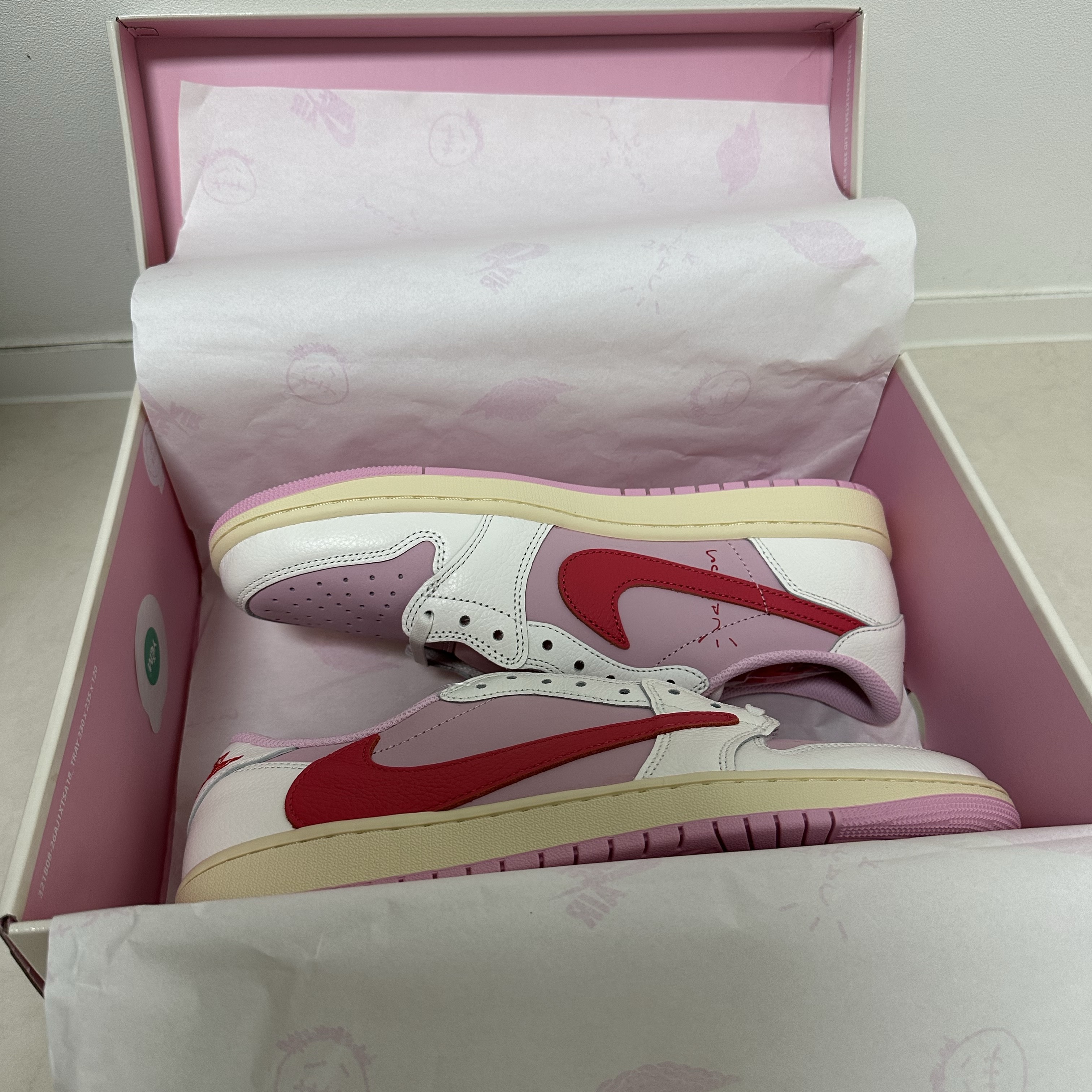 Jordan 1 x Travis Scott Retro Low OG SP Sail Tropical Pink 착용 스타일 - 3