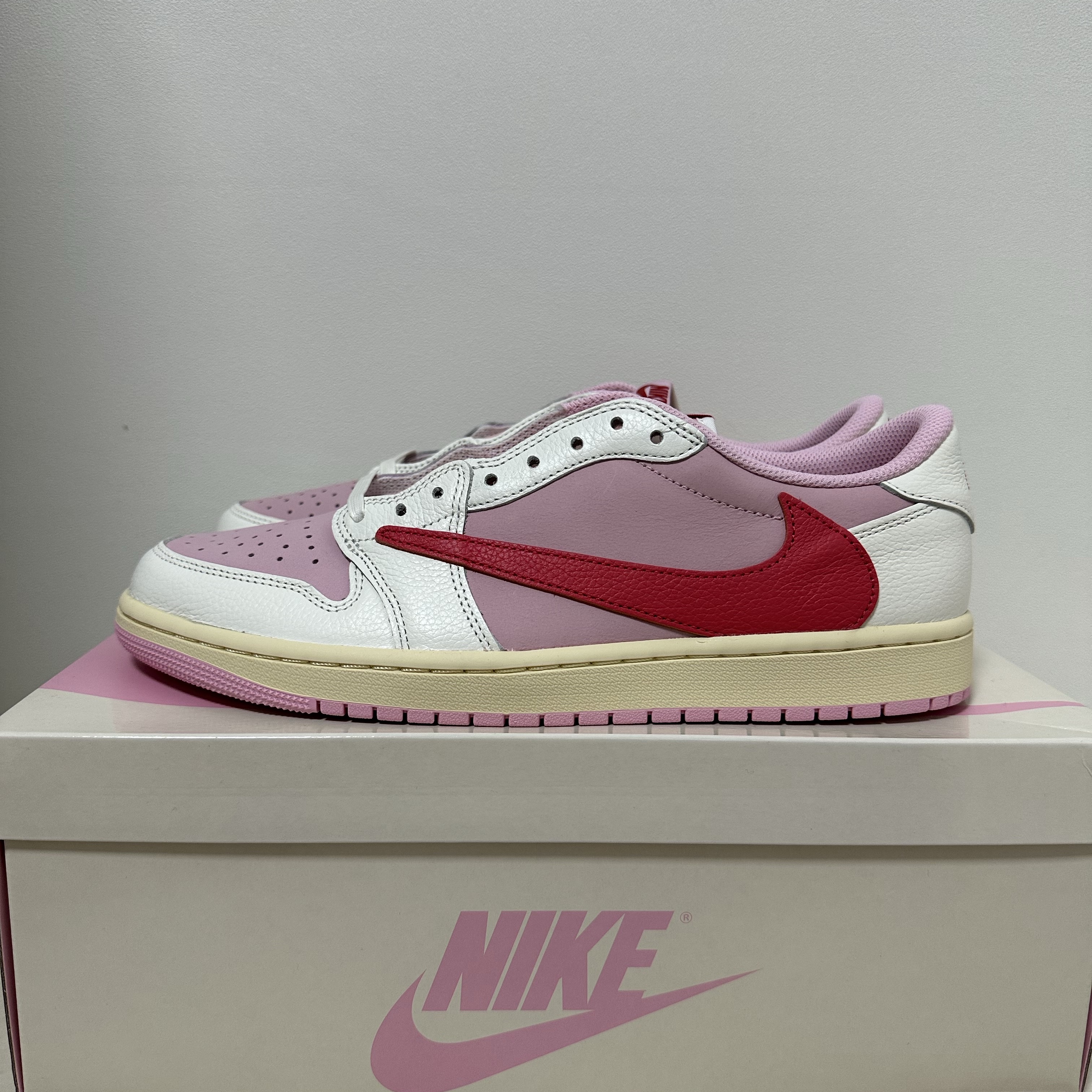 Jordan 1 x Travis Scott Retro Low OG SP Sail Tropical Pink 착용 스타일 - 1
