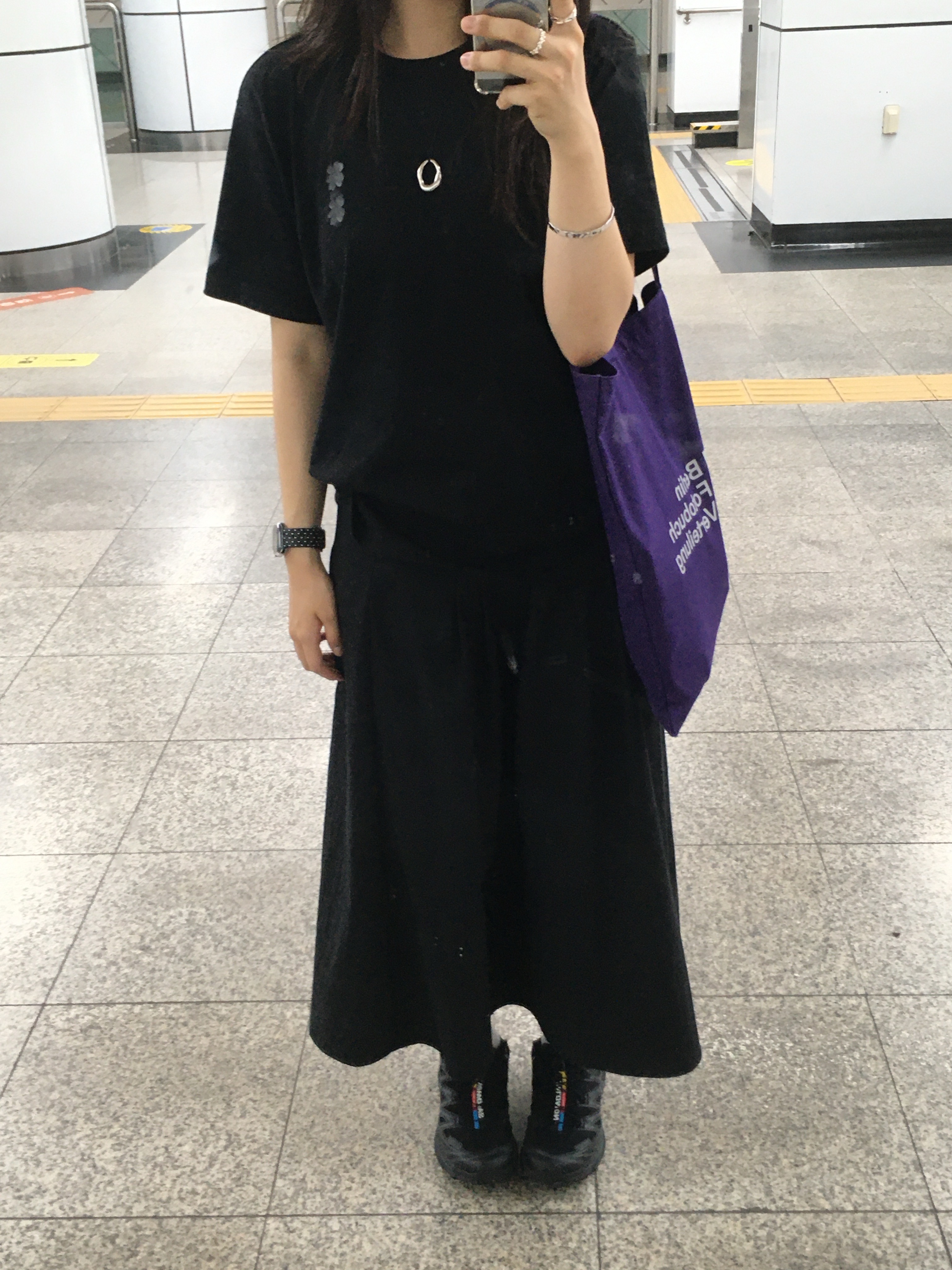 Berlin Photobook Distribution 002 Bag Purple, (W) Uniqlo x Cecilie Bahnsen Graphic T-Shirt Black 착용 스타일 - 3