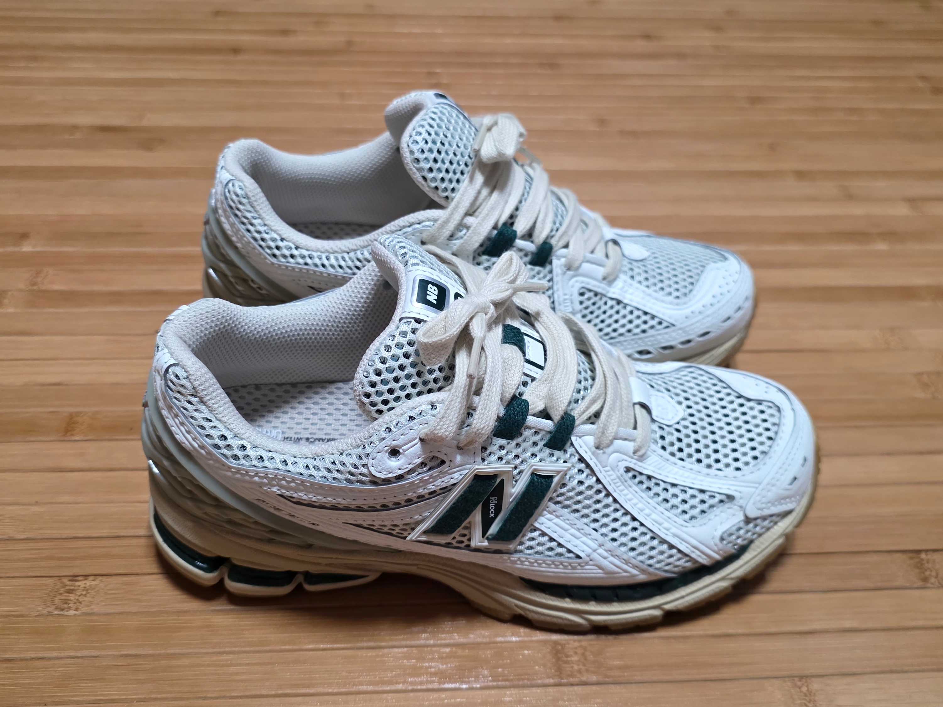 New Balance 1906R Silver Green 착용 스타일