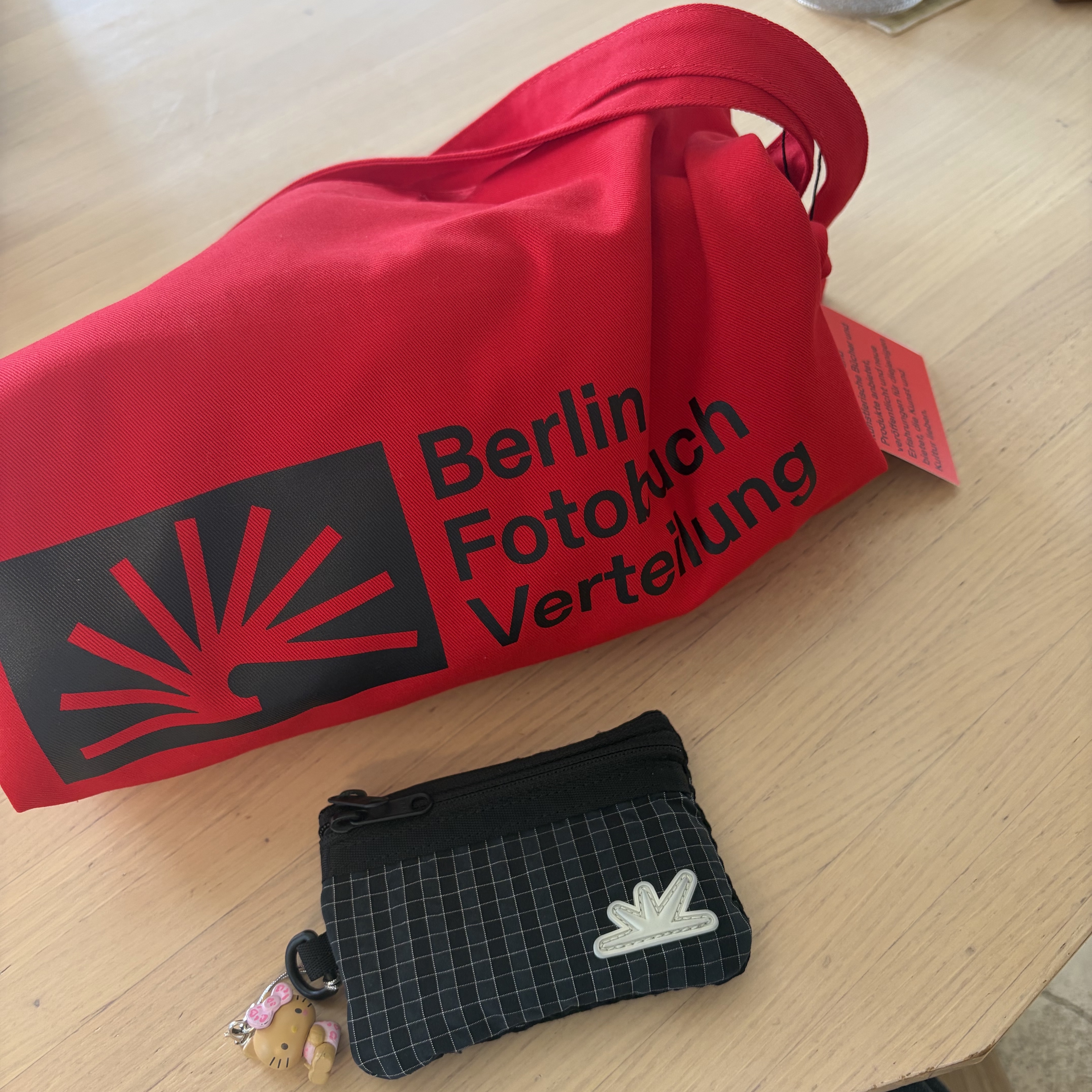 Berlin Photobook Distribution 002 Bag Red 착용 스타일
