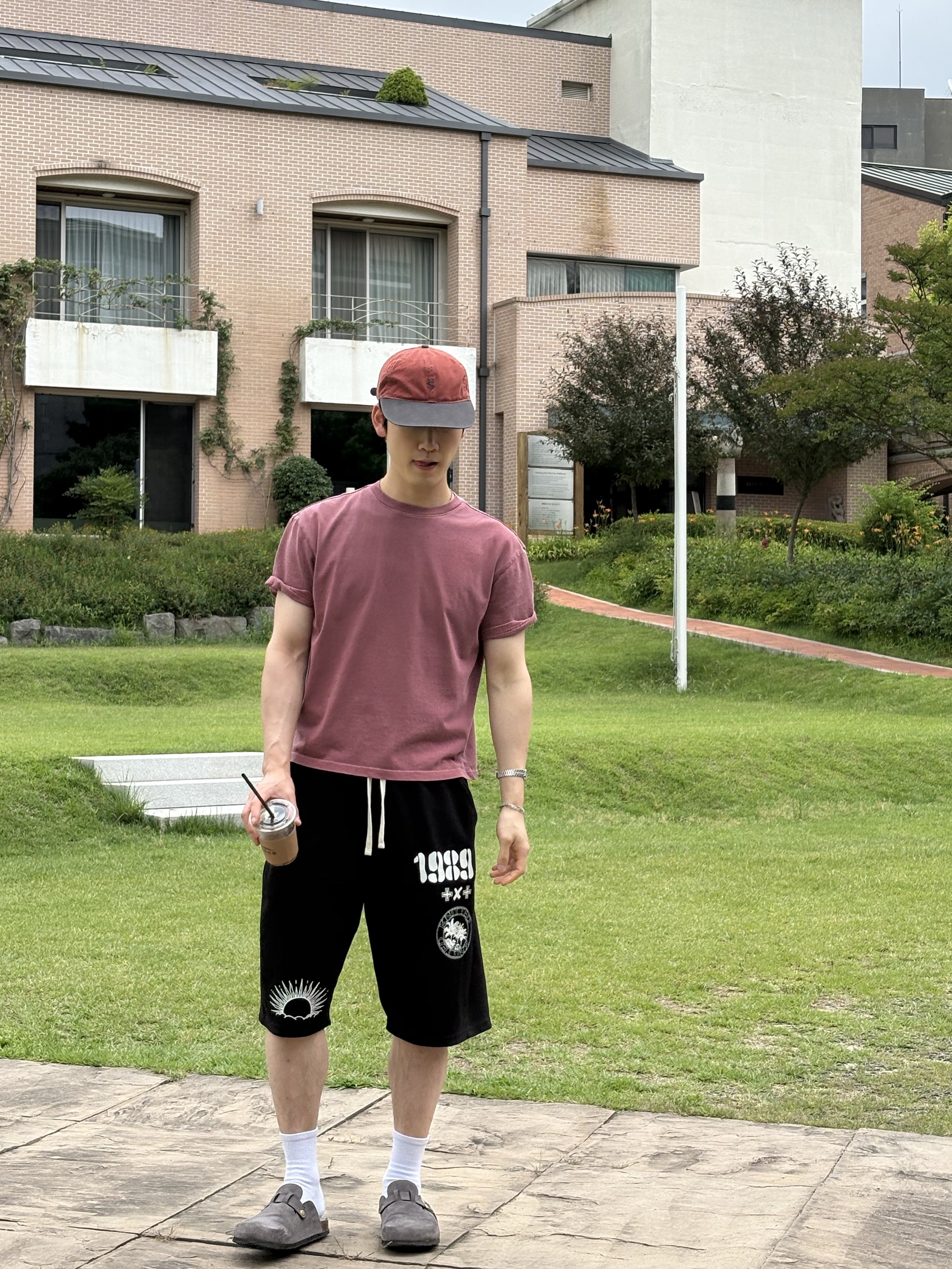 Sunday Ceremony Sy Classic Vintage Logo Cap - Red Black, [KREAM 단독] Knitted 1989 Sunrise Graphic Bermuda Half Pants Black 착용 스타일 - 1
