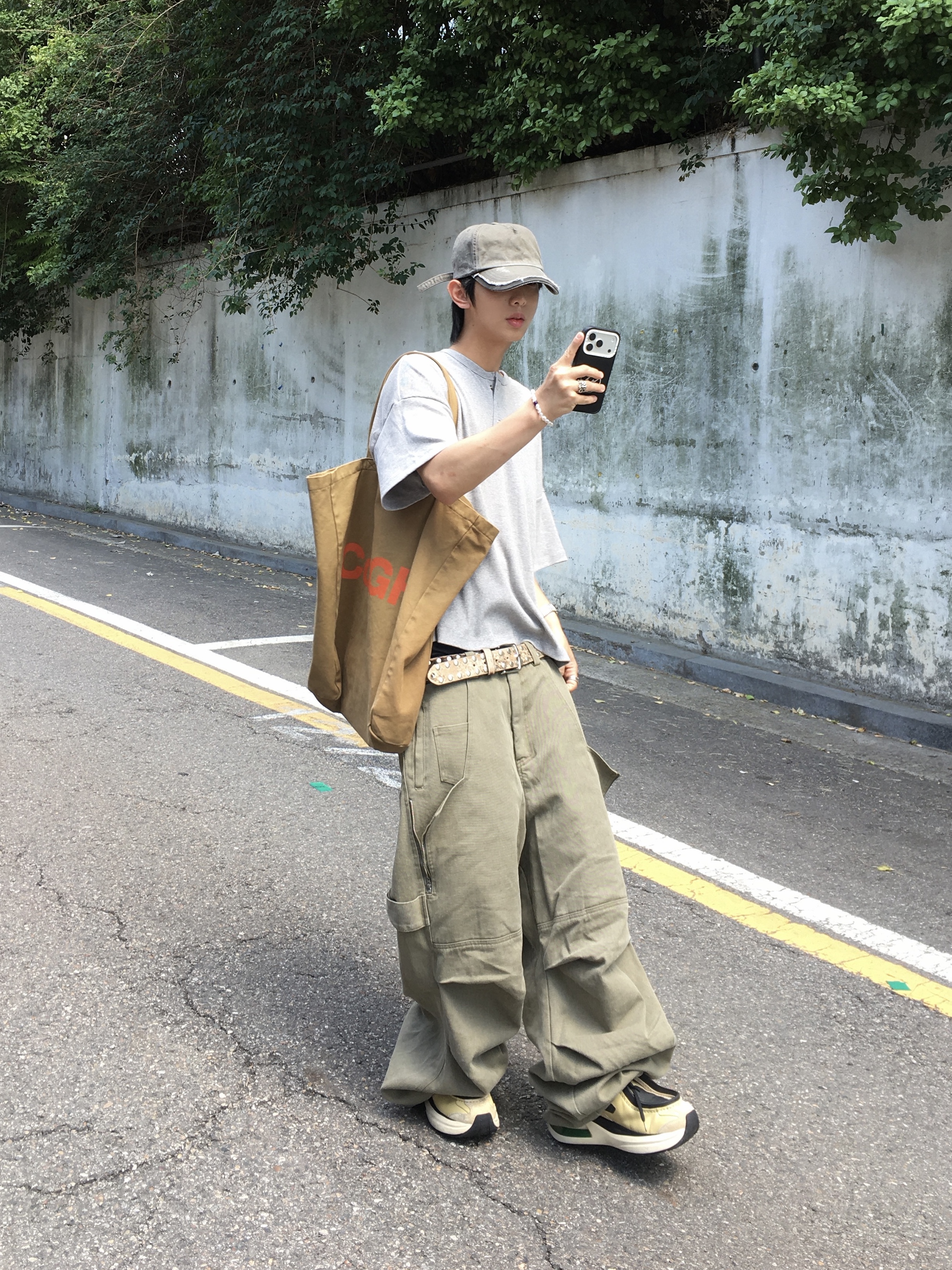 MJD Rib Henry-Neck T-Shirt Melange Grey, Kamien Ground Pants Washed Khaki 착용 스타일 - 4