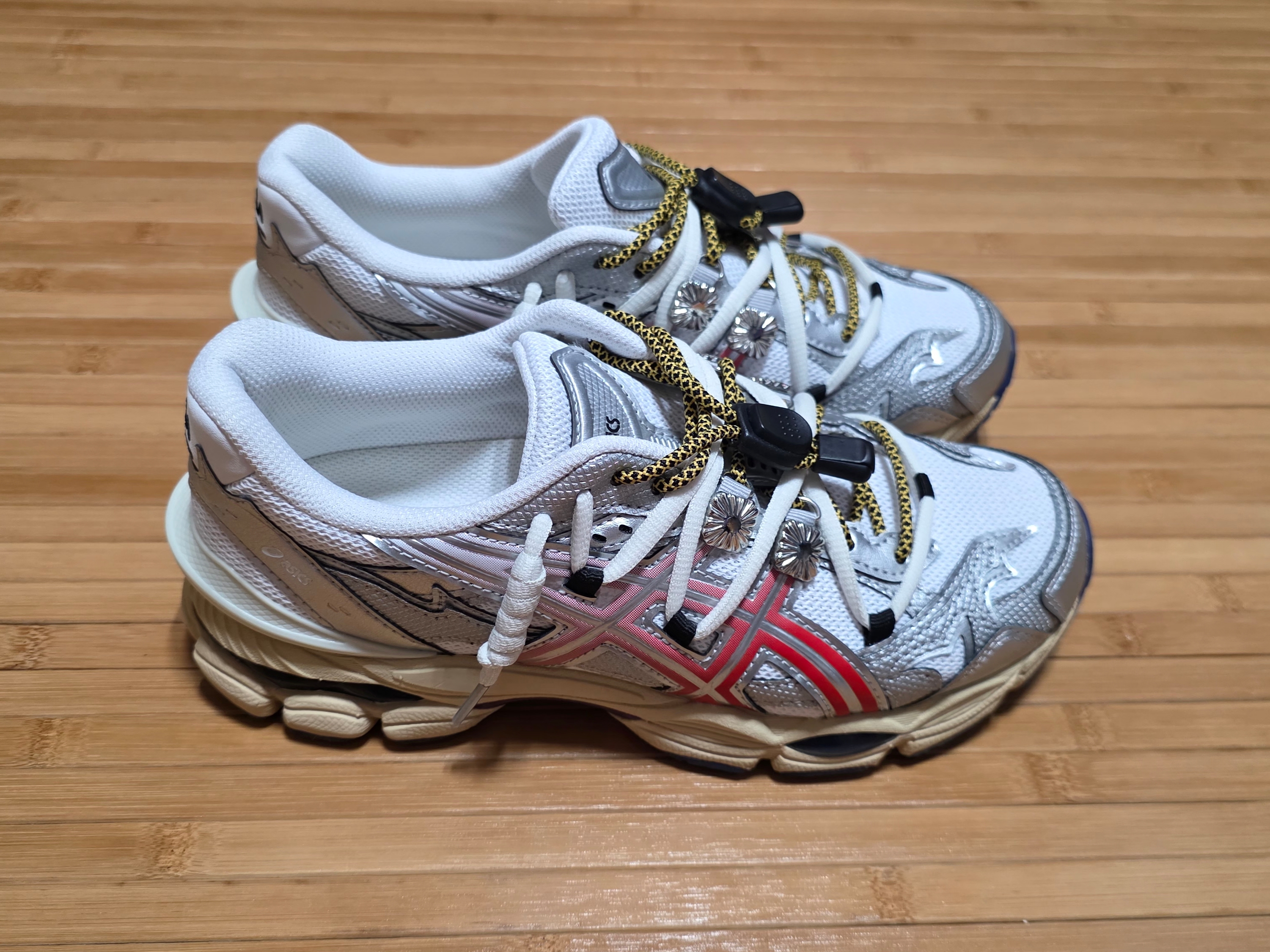 Asics x Toga Gel-Cumulus 16 TG White Red Pure Silver 착용 스타일
