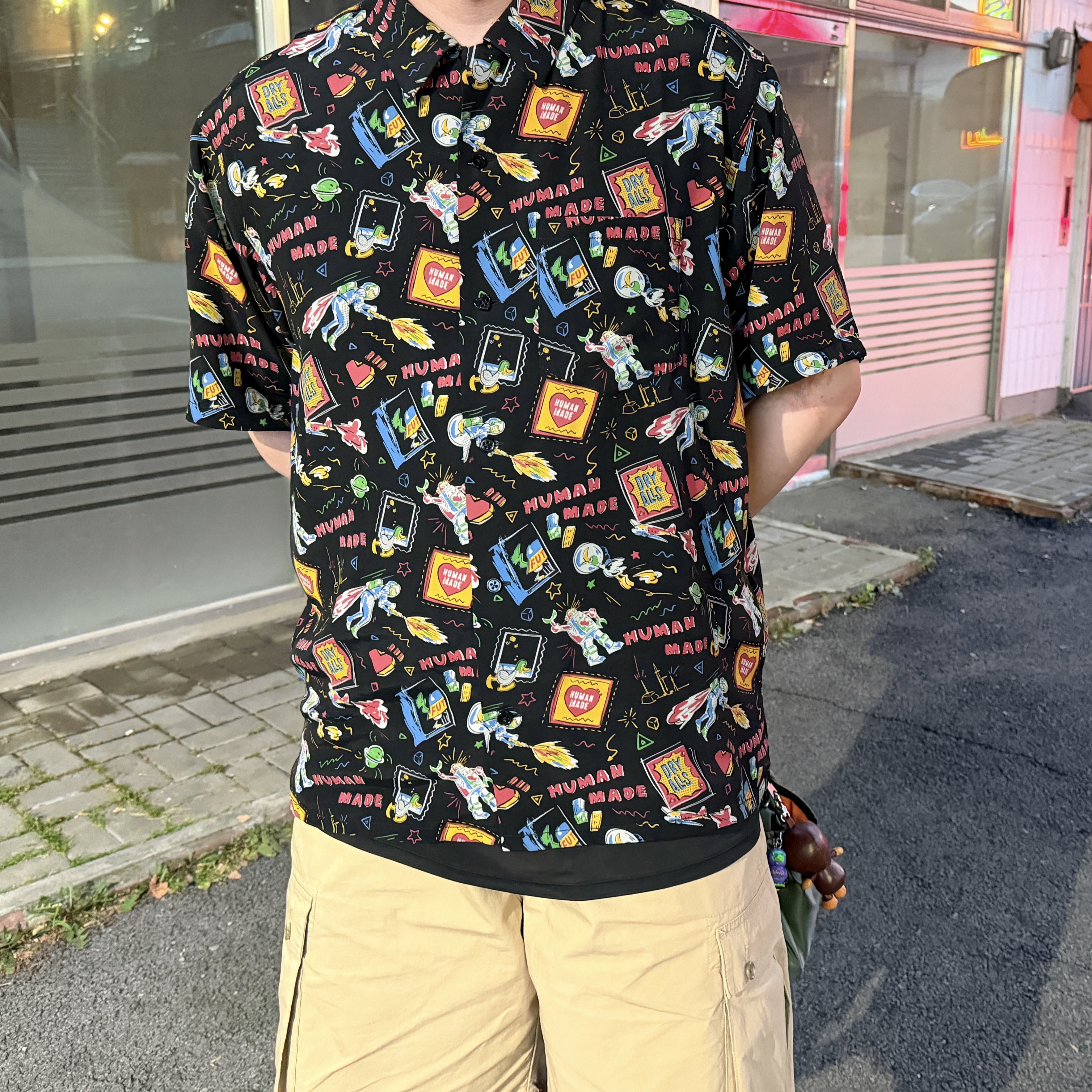 Human Made Aloha Shirt Black, Human Made Cargo Shorts Beige 착용 스타일 - 2