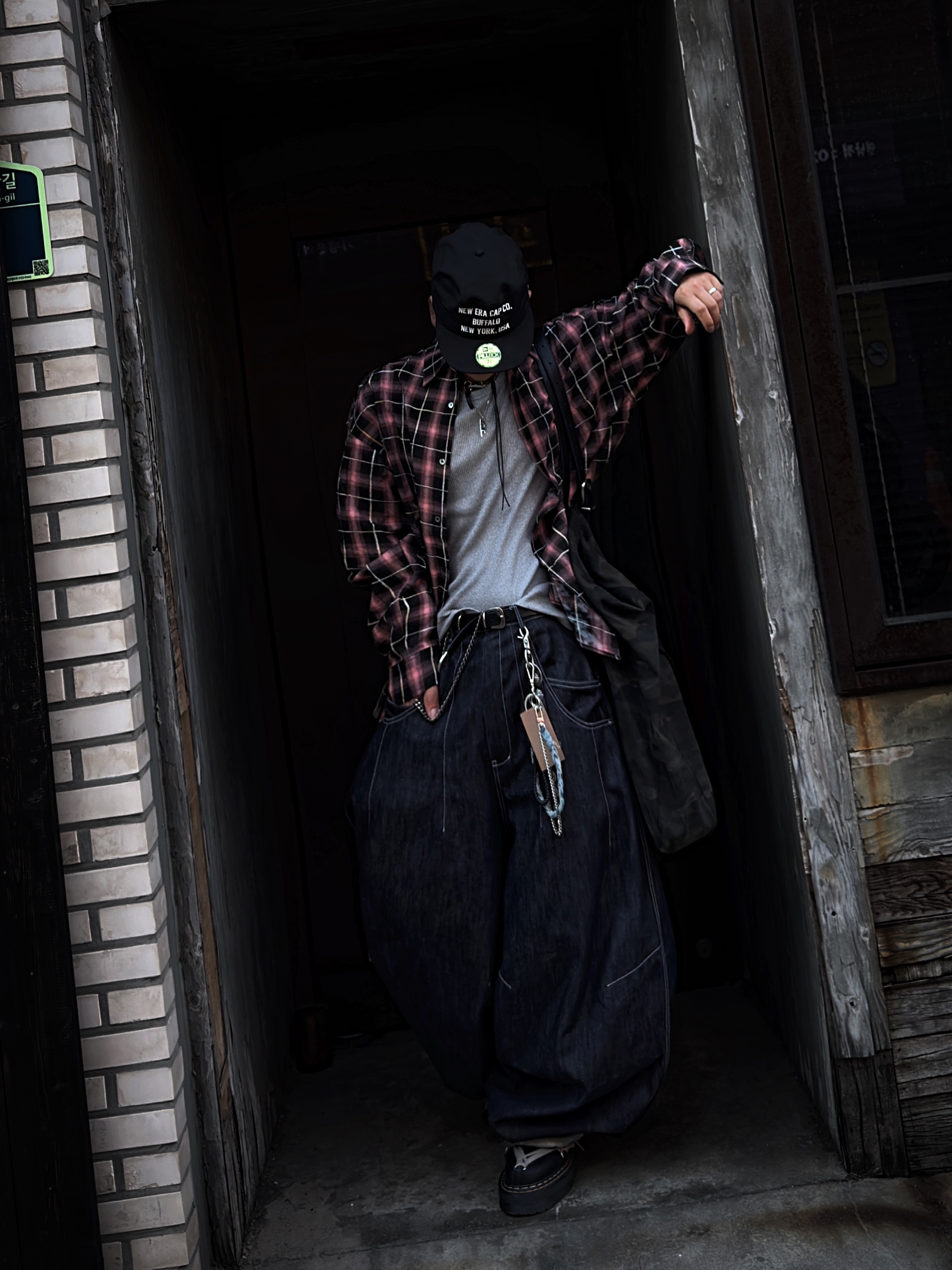 New Era Pre-Curved Pillbox Fitted Cap Black, Our Legacy Ladon Leather Keychain Black 착용 스타일 - 3
