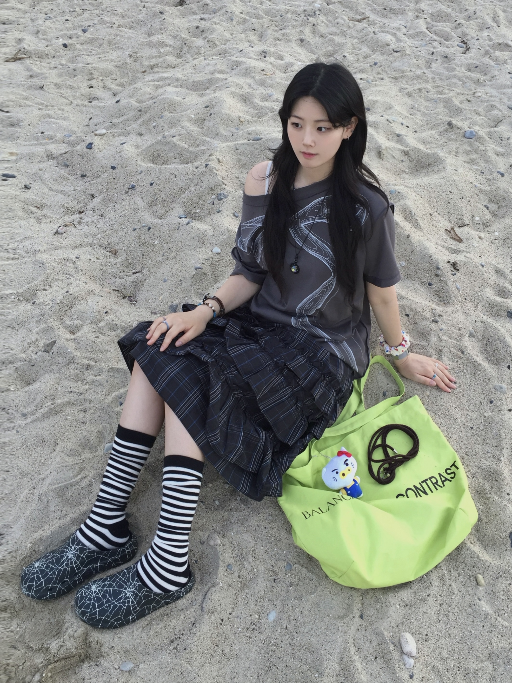 [KREAM 단독] OOFOS x YESEYESEE OOcloog Black Unisex Clog, Oofos x Yeseyesee Clog Black 착용 스타일
